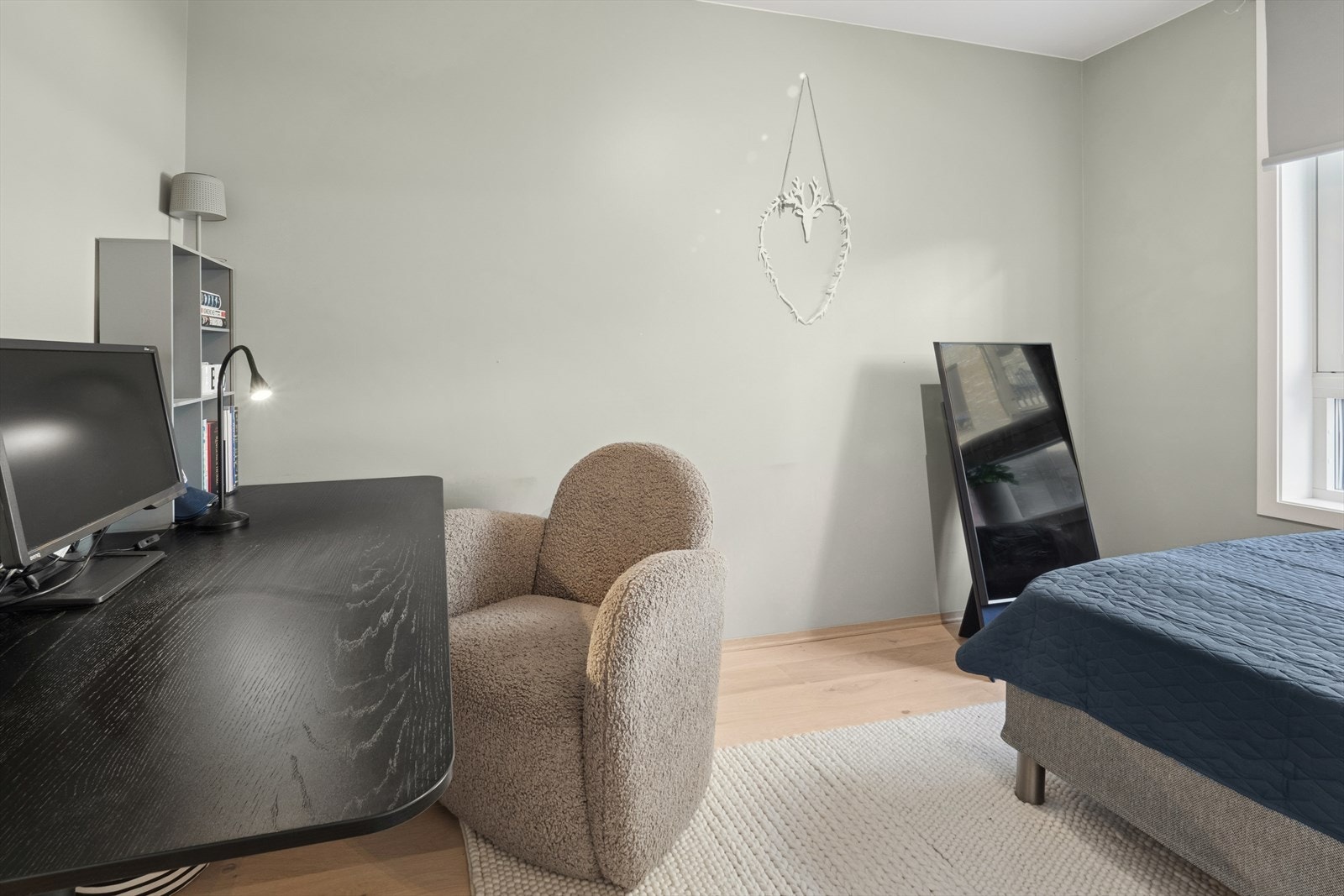 Det er også plass til en kontorplass på dette soverommet. Galleribilde