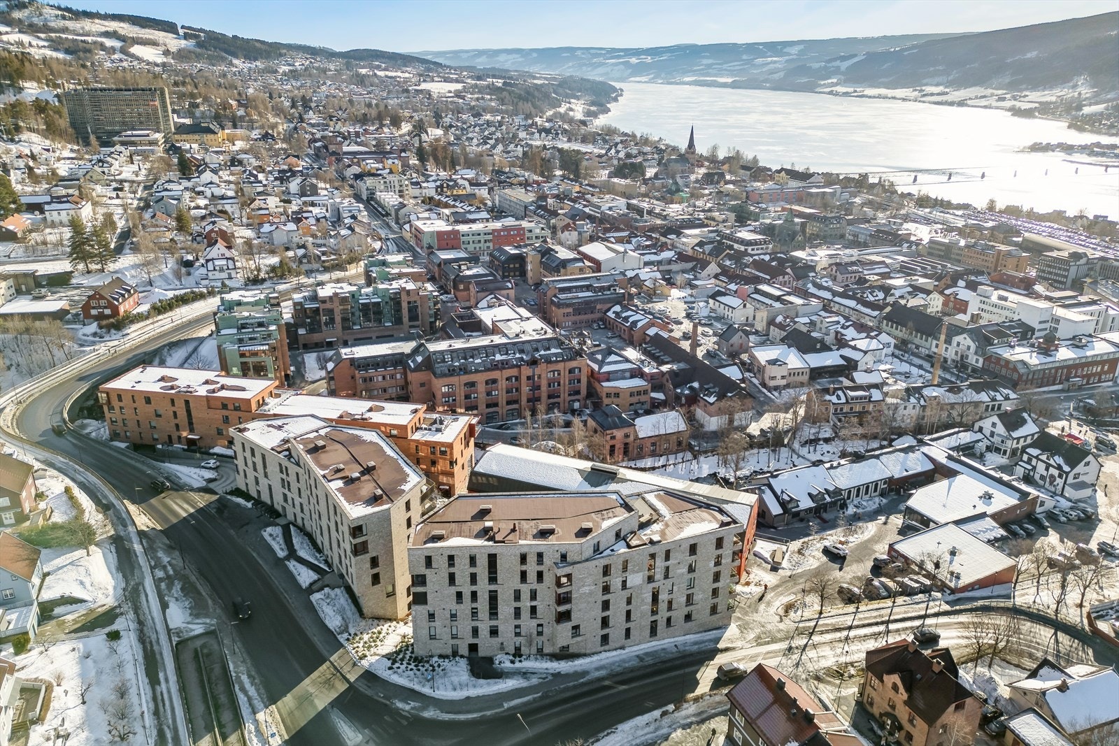 Det medfølger også en parkeringplass i felles parkeringskjeller. Elbillader er tilkoblet parkeringsplassen. Galleribilde