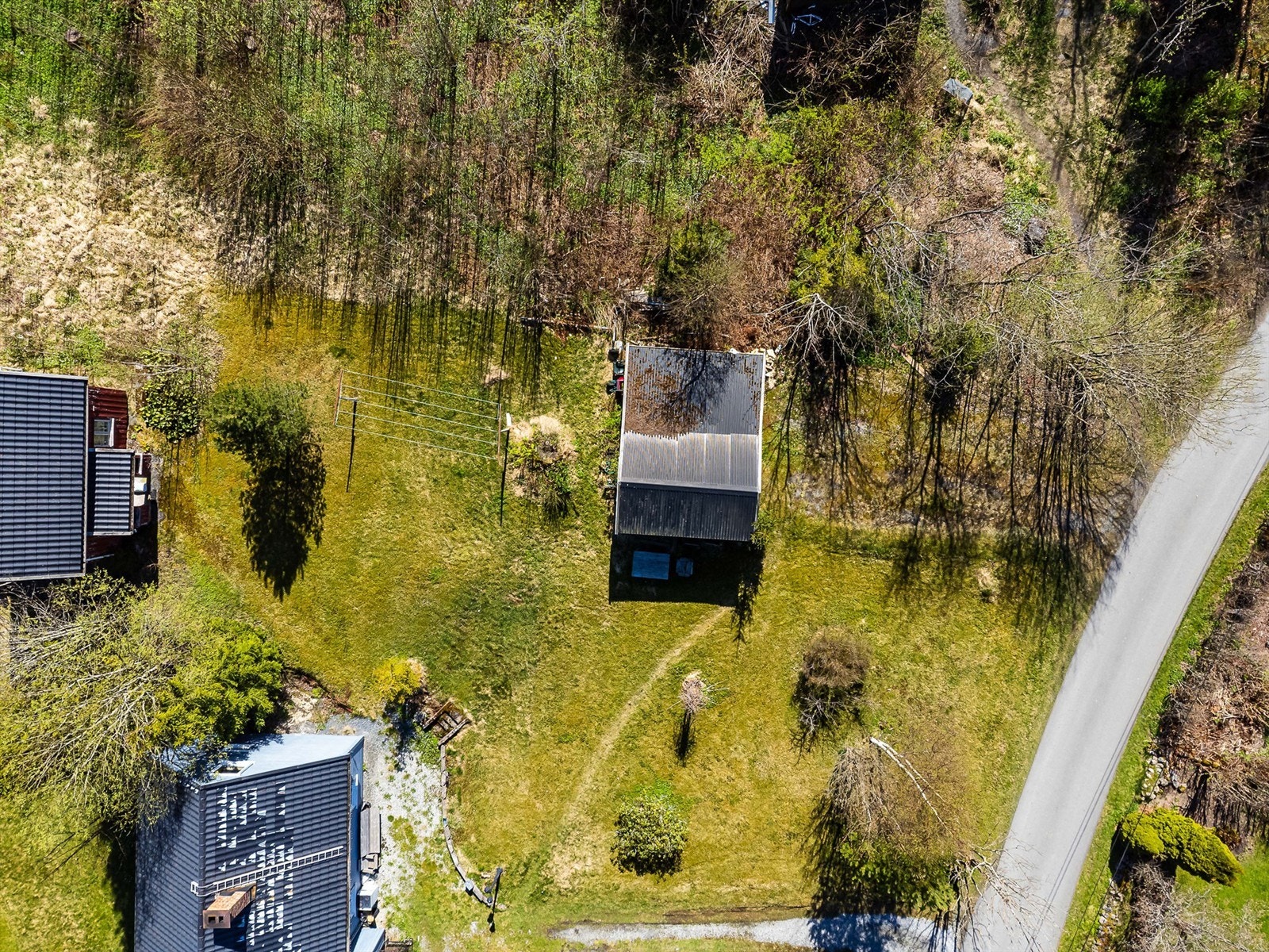 Riving av eksisterende garasje er godkjent. Godkjent oppført er også oppføring av ny carport og sykkelbod, begge på definert fellesareal. Galleribilde