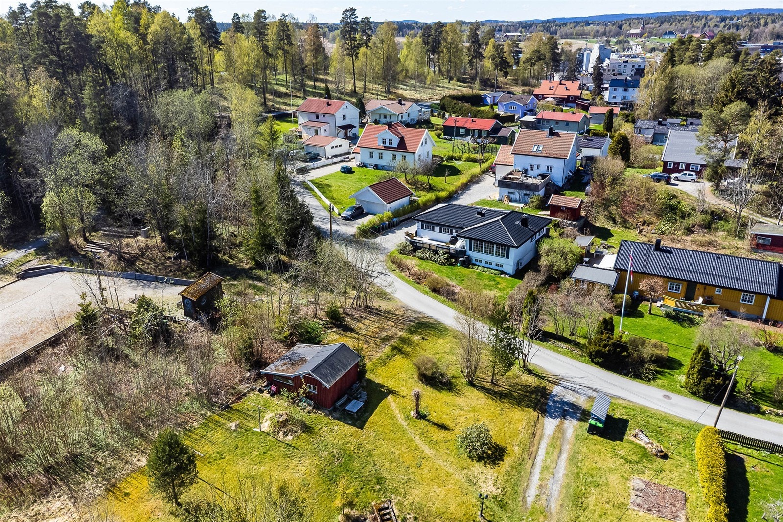 Eiendommen er under seksjonering. Eneboligen den godkjente rammetillatelsen gjelder vil bli seksjon 1 av 2 like boliger. Galleribilde