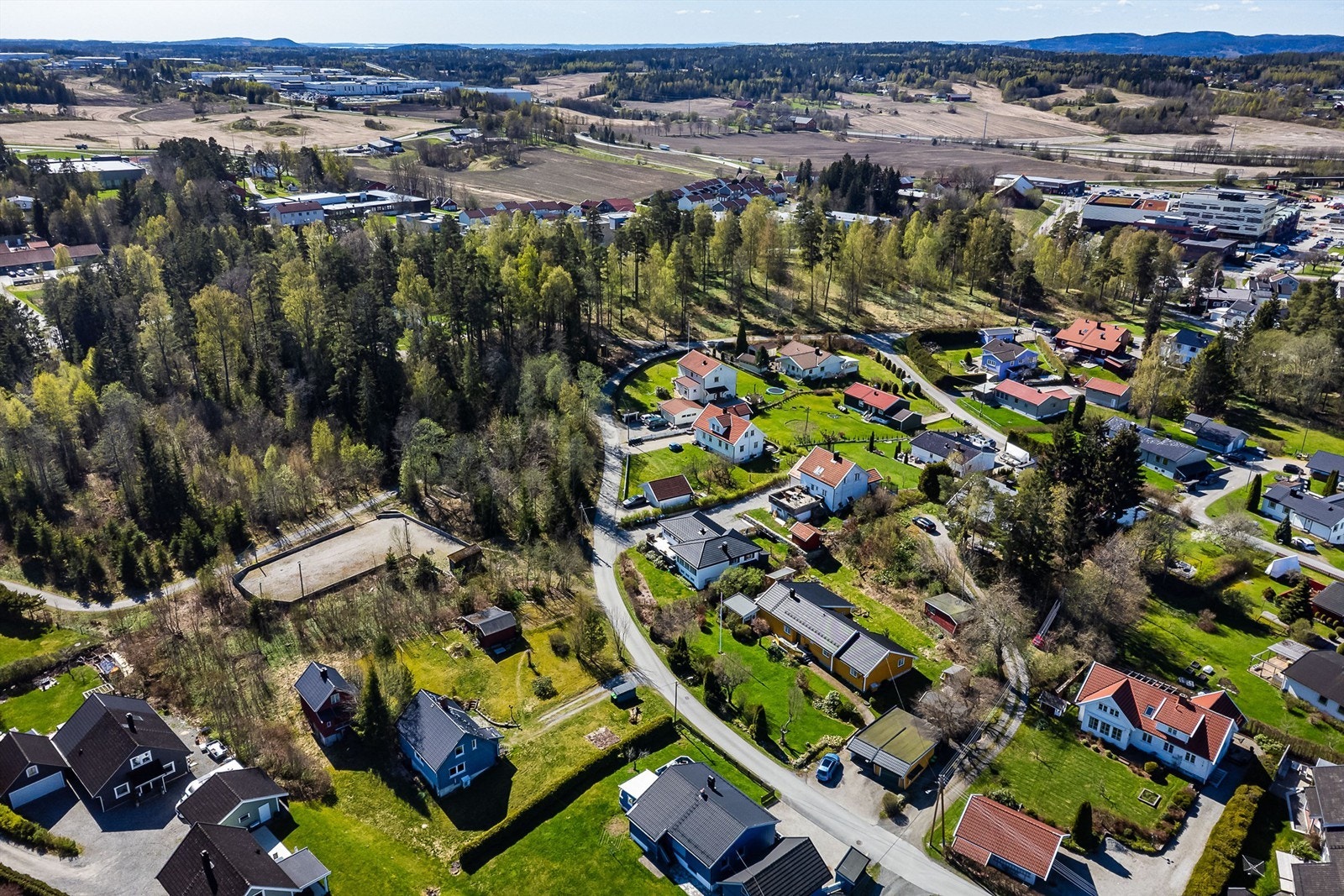 Tomtens plassering er meget attraktiv; i ytterkant av den eksisterende bebyggelsen i nabolaget, med tilstøtende grøntareal i syd. Galleribilde