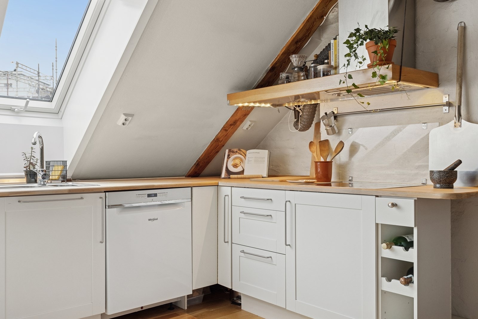 Kjøkkenet har kvaliteter som god skapplass, store arbeidsflater og vifte med mekanisk avtrekk. Galleribilde