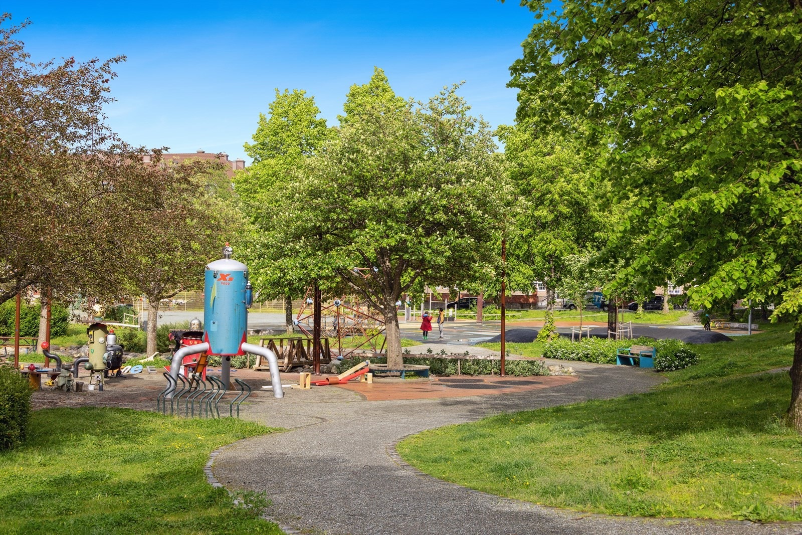 Parken er tilrettelagt med ballspill-baner, sittegrupper, lekeplasser og utegym. Galleribilde