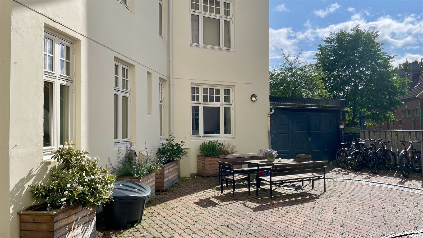 Borettslaget har gjennomført flere omfattende rehabiliteringer de siste årene, som blant annet fasade, tak og piper i 2016 og 2019. Galleribilde