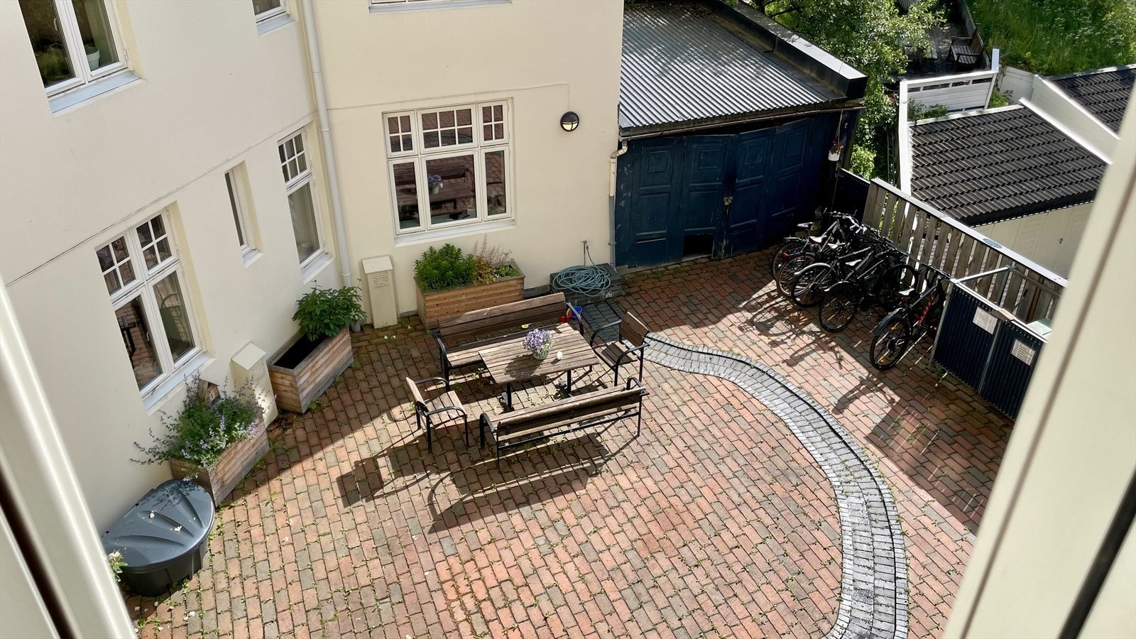 Trivelig felles bakgård med sittegrupper og sykkelparkering, samt låst sykkelbod. Galleribilde