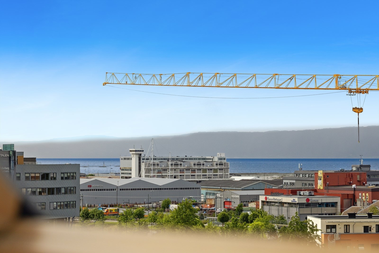 Fra leiligheten har man langstrakt utsikt mot Trondheimsfjorden. Galleribilde