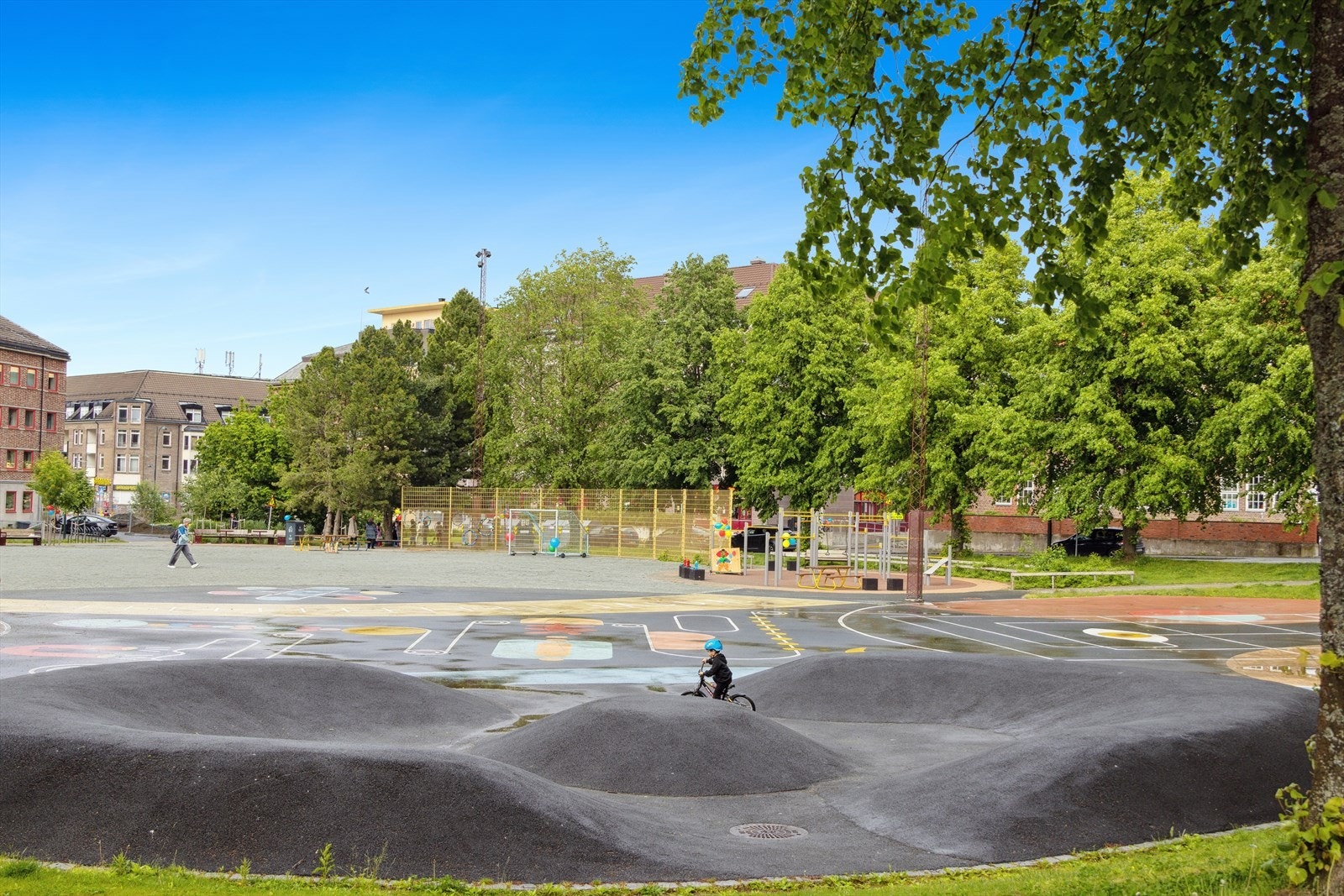 Rett ved ligger Buranparken som ble nylig ferdig rehabilitert. Galleribilde