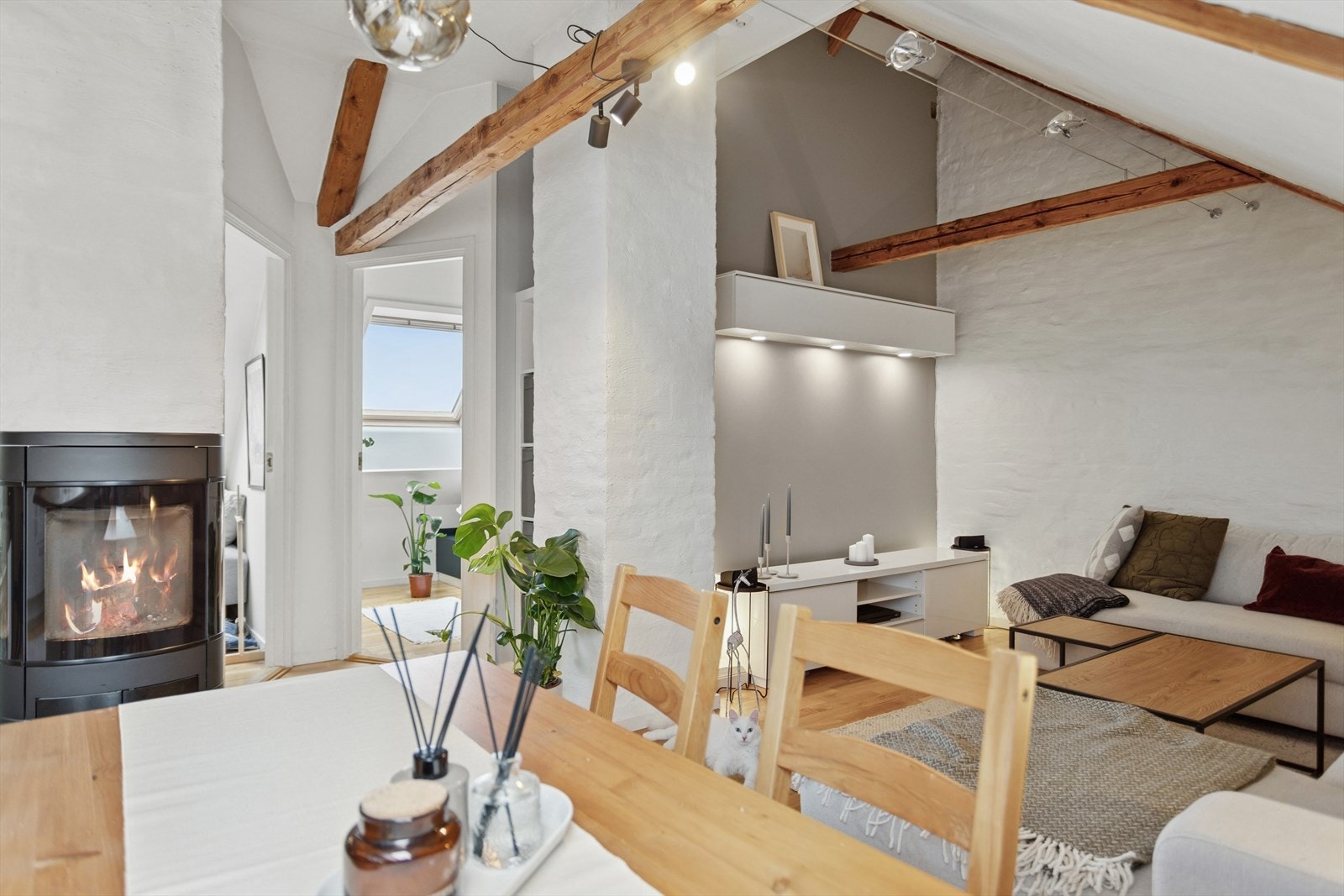 Vedovn praktisk plassert sentralt i rommet bidrar til god oppvarming i hele leiligheten. Galleribilde