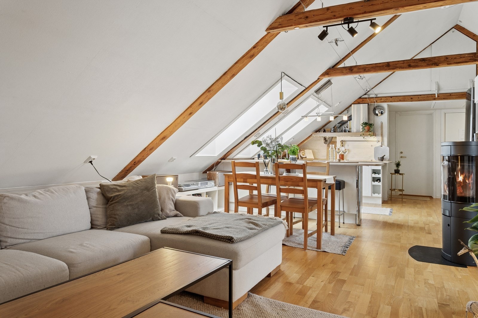 Særpreg som skråtak, takbjelker, og store takvinduer som gir rikelig med lysinnslipp og åpen atmosfære. Galleribilde