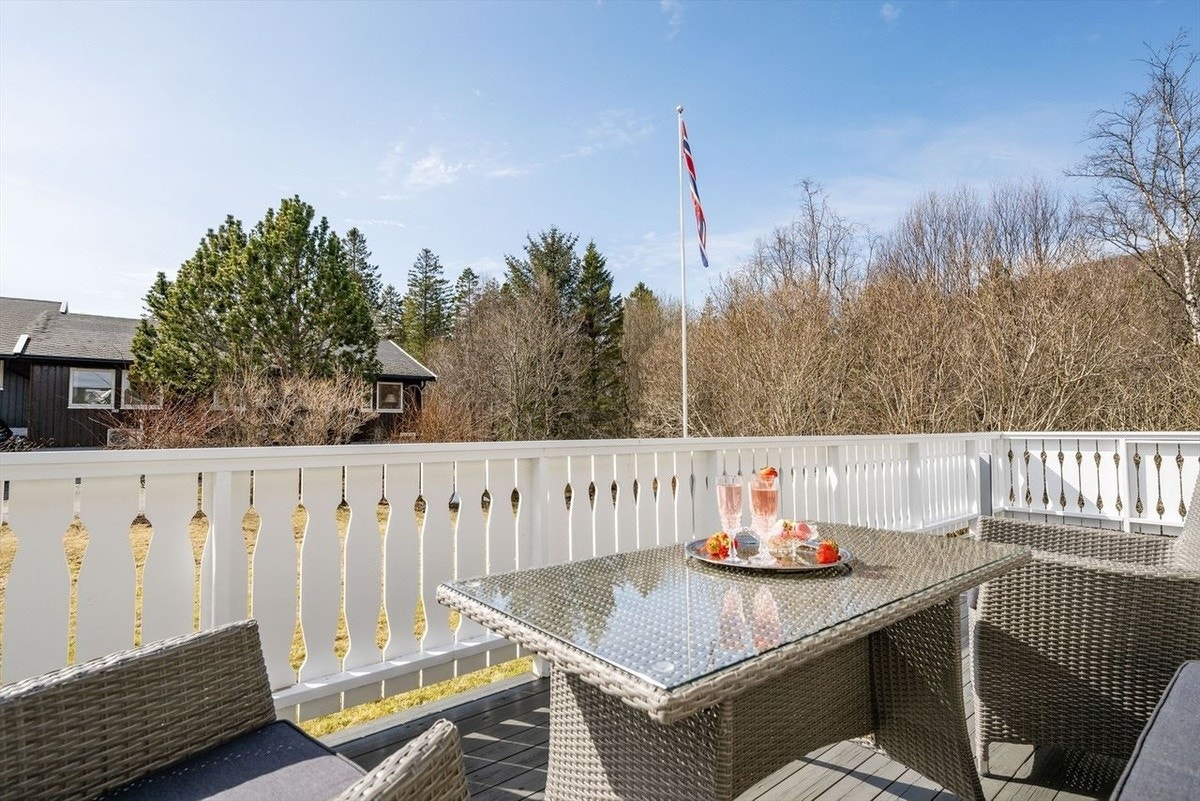 Stor og solrik veranda Galleribilde