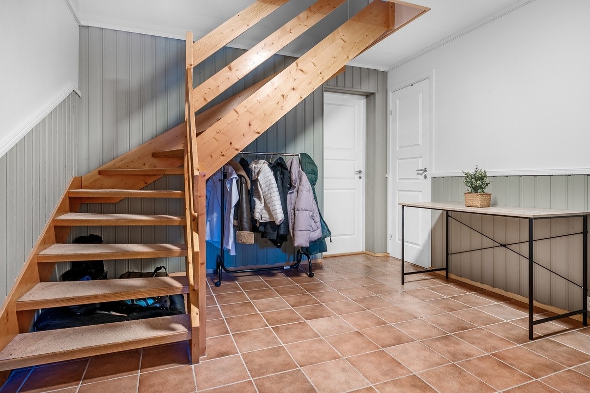 Gang og trappeoppgang fra 1. etg til 2. etg Galleribilde