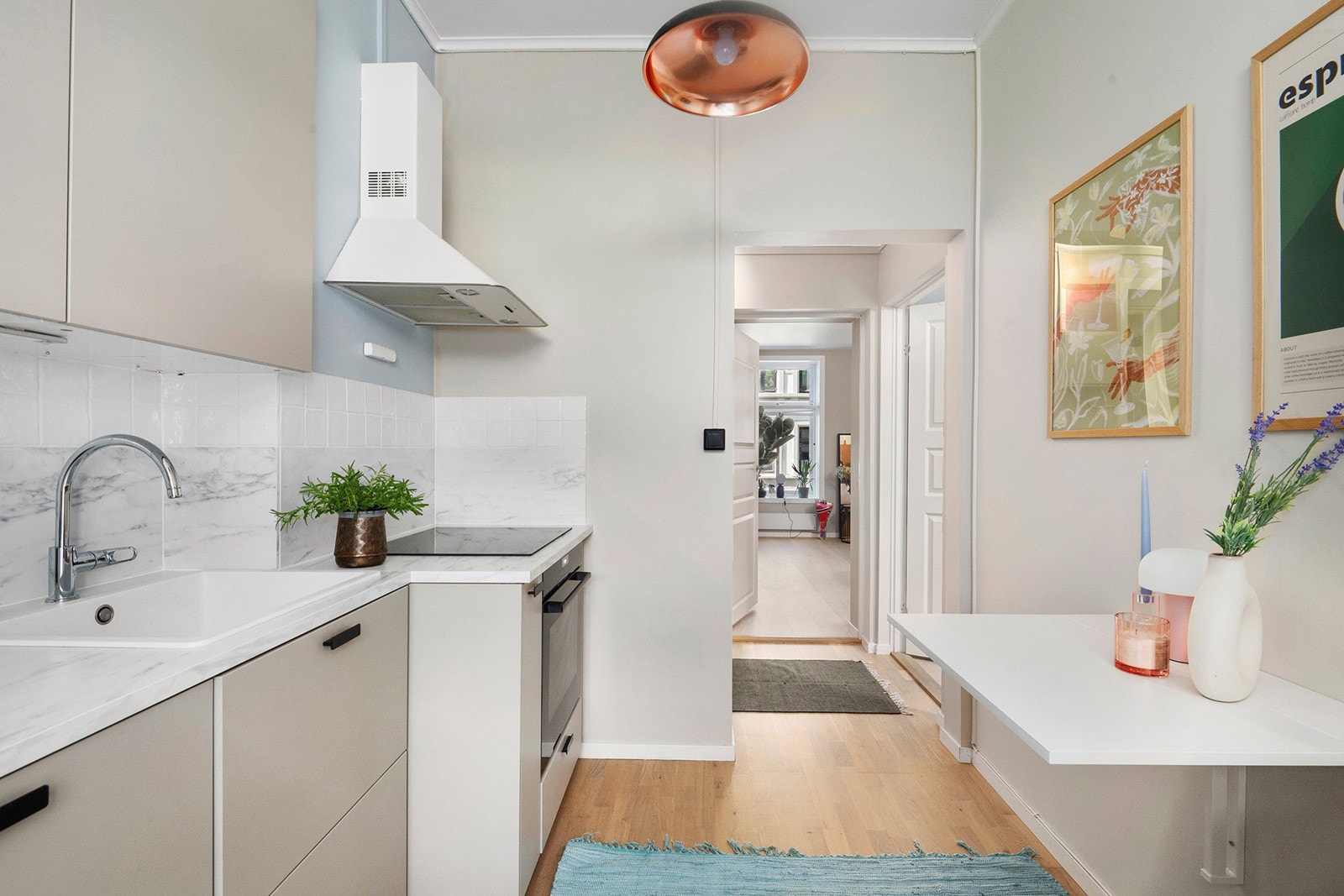 Leiligheten er gjennomgående med mye naturlig lys Galleribilde