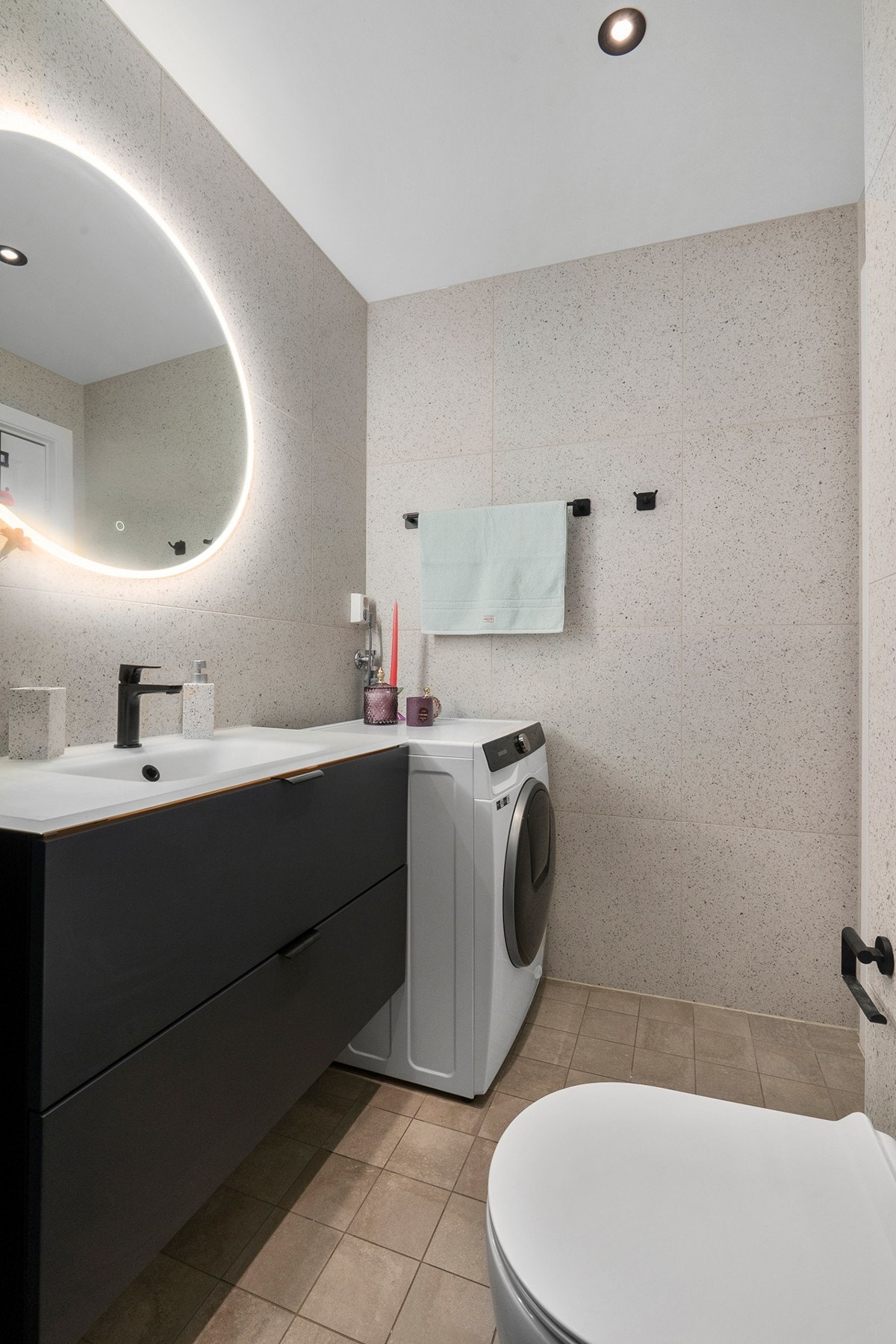 Gulvvarme, downlights og opplegg for vaskemaskin Galleribilde