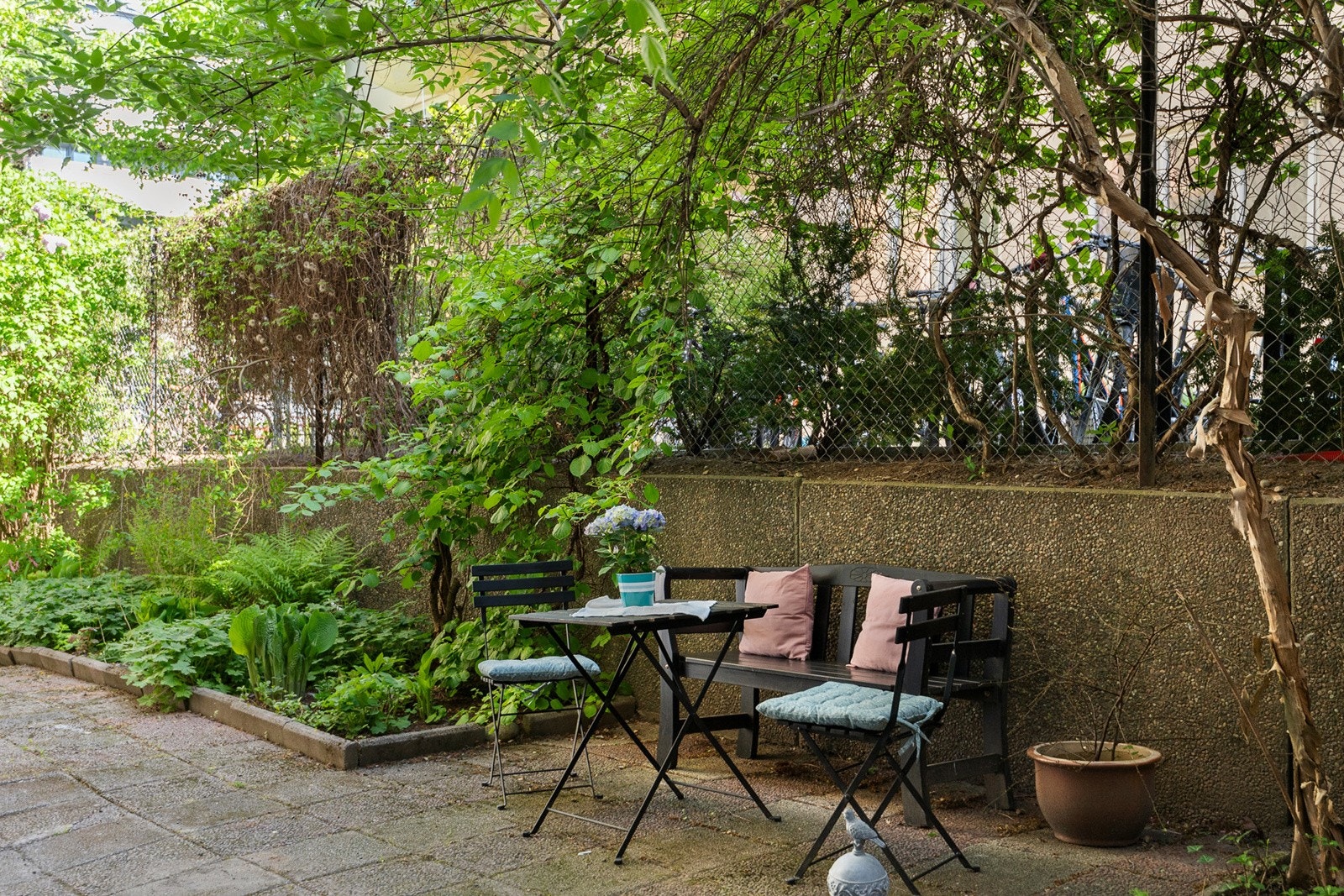 Bakgård med felles sitteplass Galleribilde