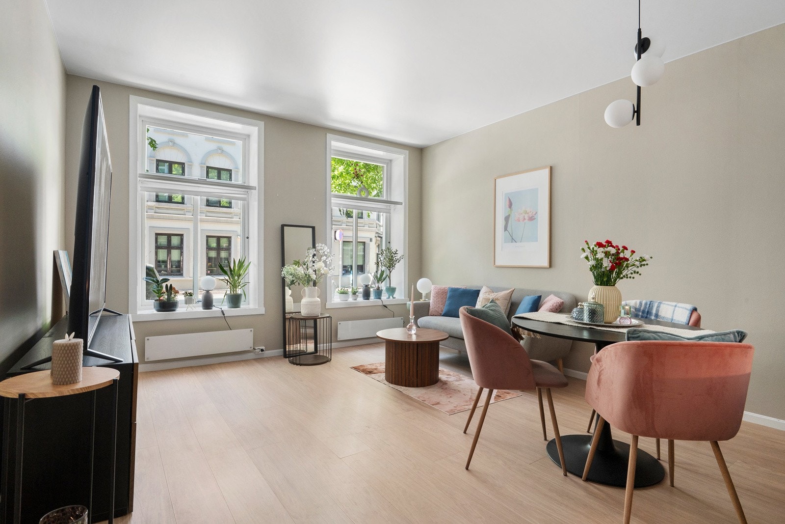 Pen gjennomgående 2-roms. Meget god takhøyde, stue 2,69 m, kjk 2,82 Galleribilde