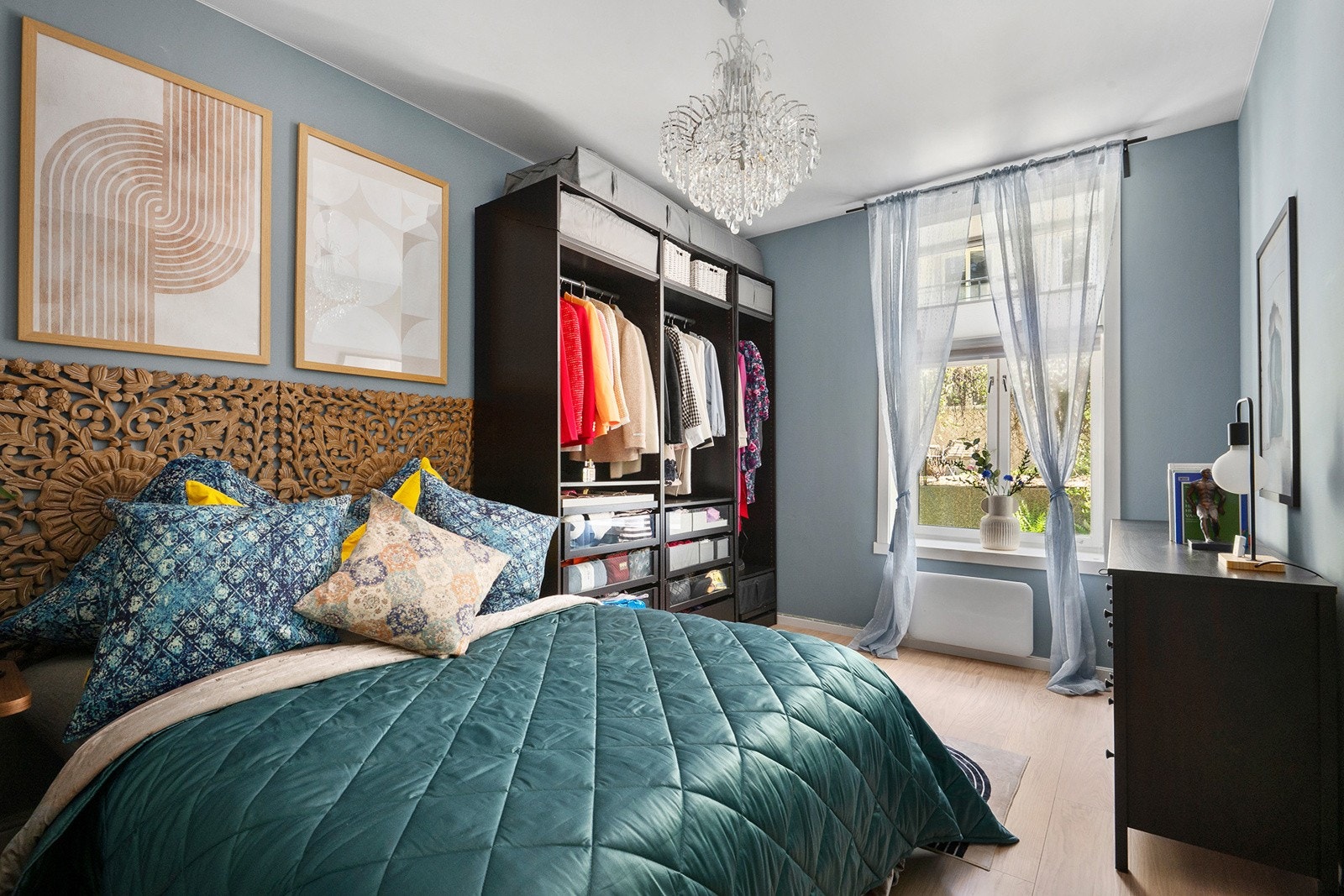 Romslig soverom med nytt gulv i 2024 Galleribilde