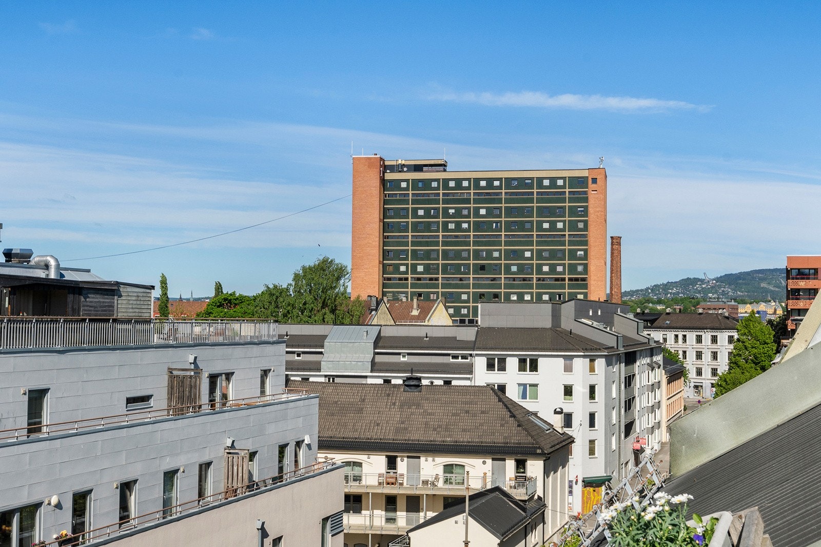 Utsikt fra takterrasse mot Holmenkollen Galleribilde