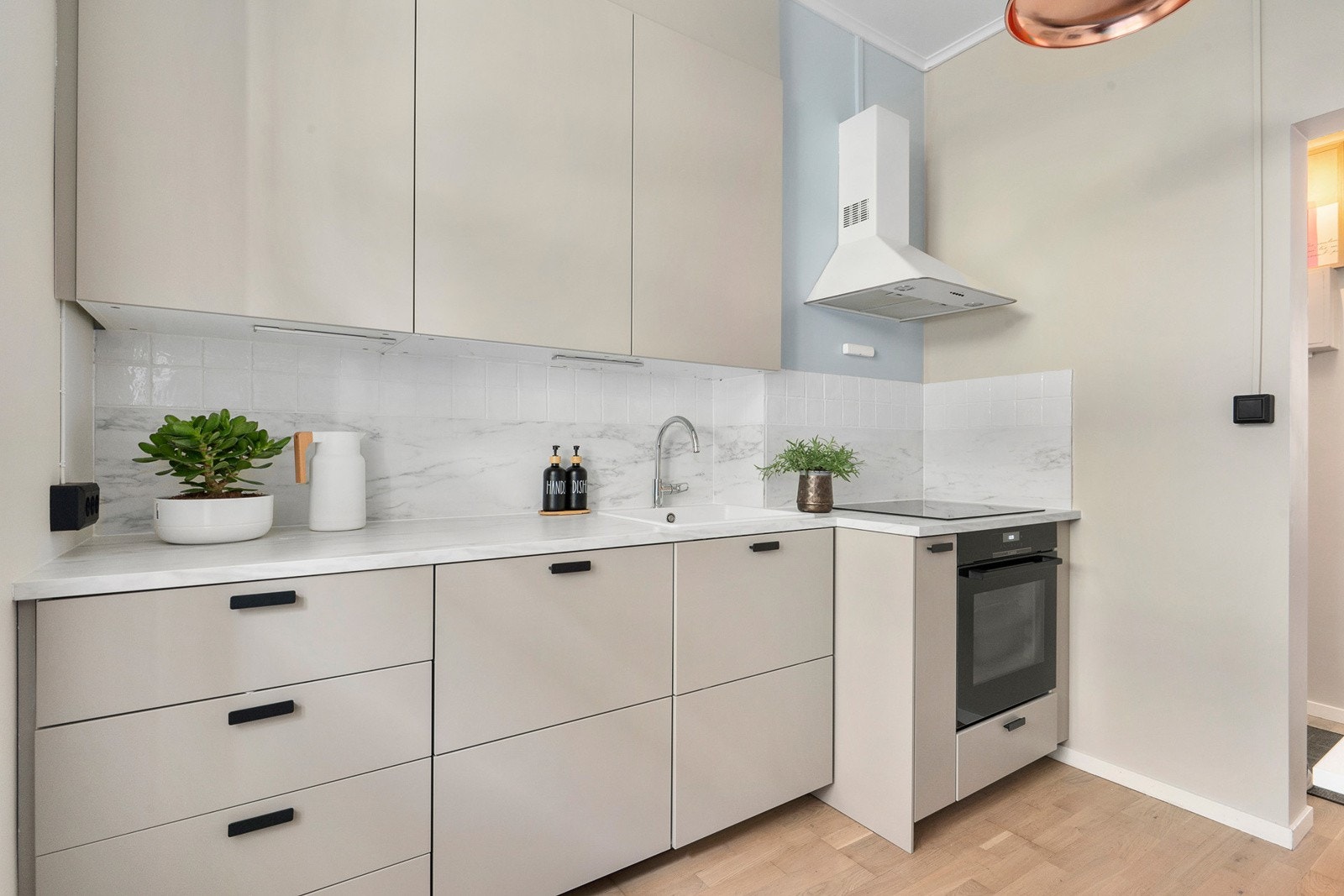 Moderne kjøkkeninnredning oppgradert i 2024 med bla nye fronter, fliser, benkeplate, vask og komfyr m/komfyrvakt Galleribilde