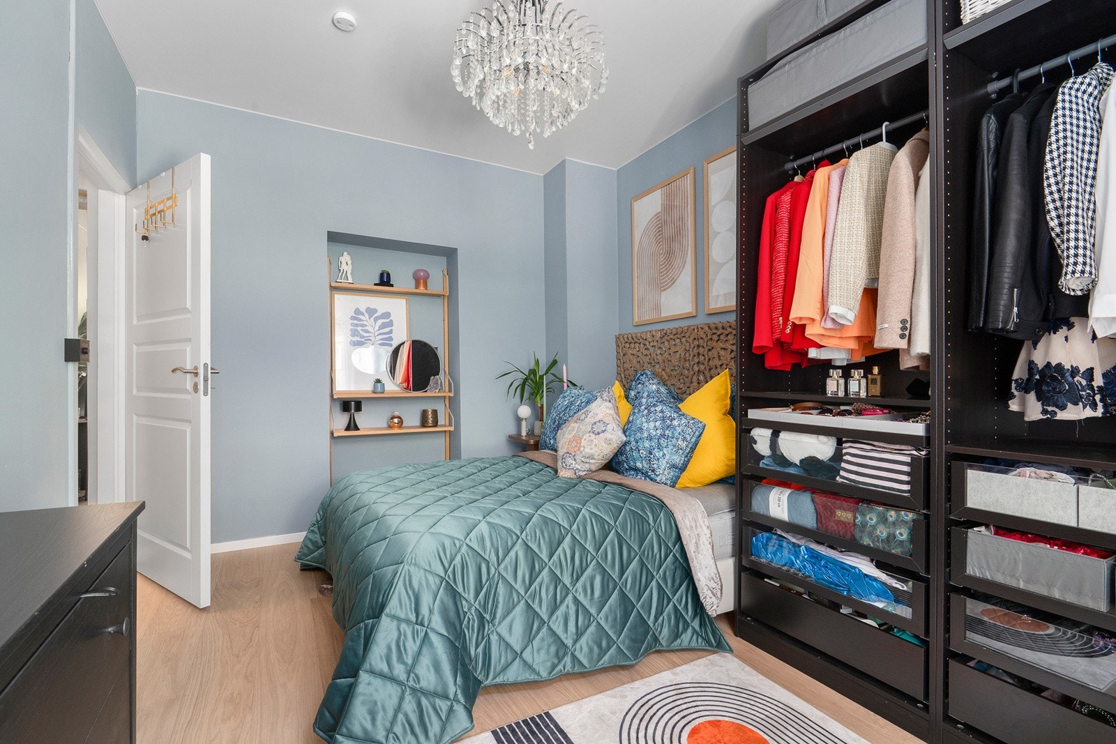 Meget god garderobeplass på soverom Galleribilde