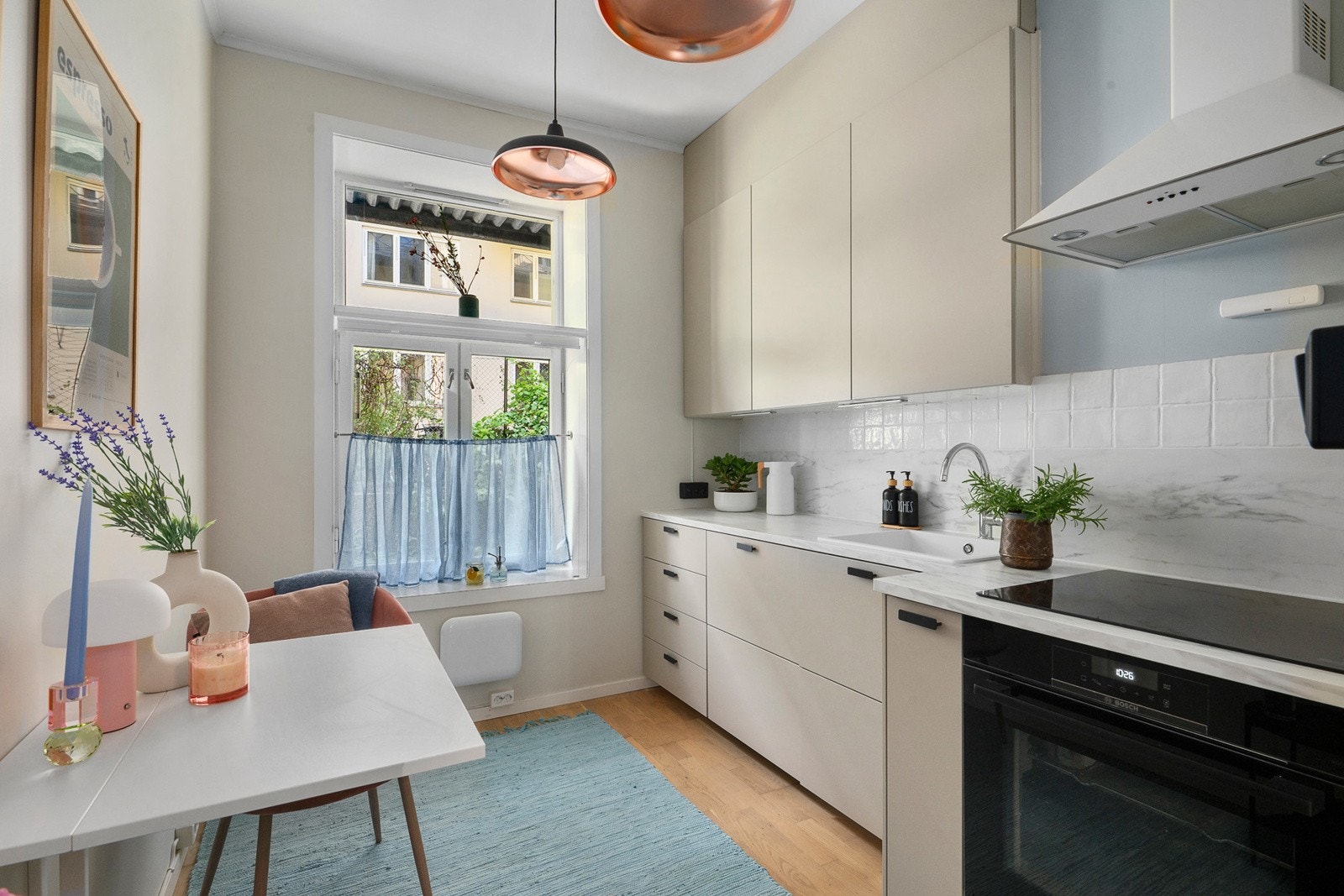 Kjøkken med spisebord Galleribilde