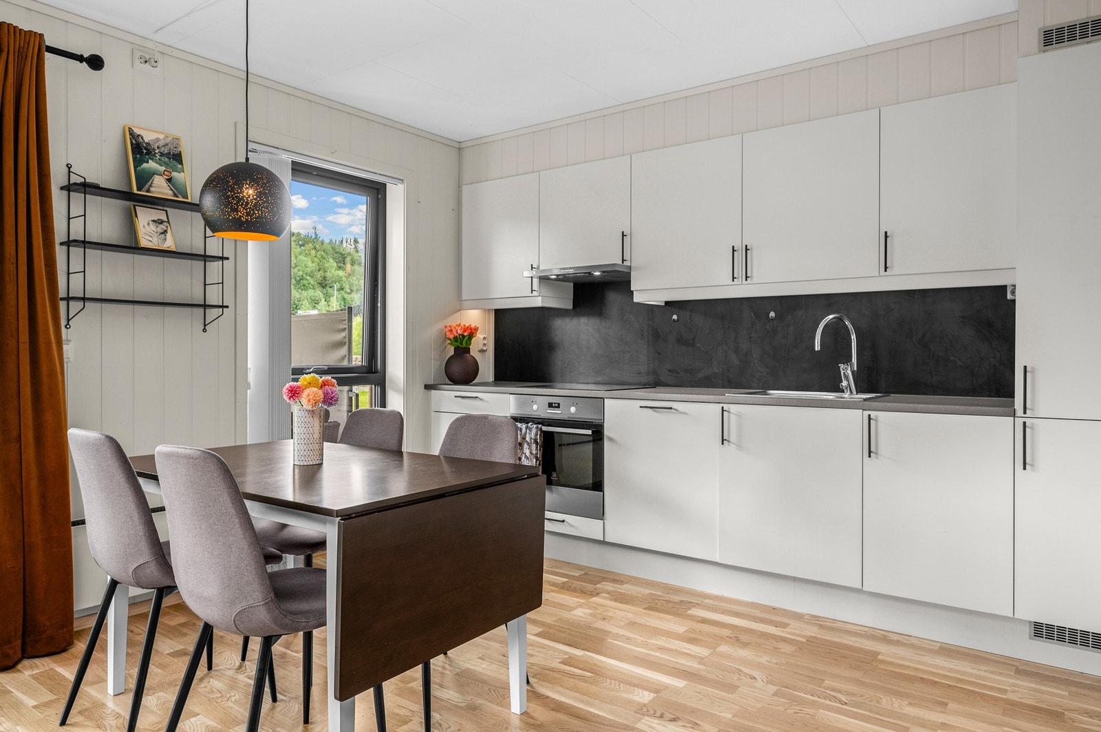 Stilig lyst kjøkken fra Sigdal med mye skapplass Galleribilde