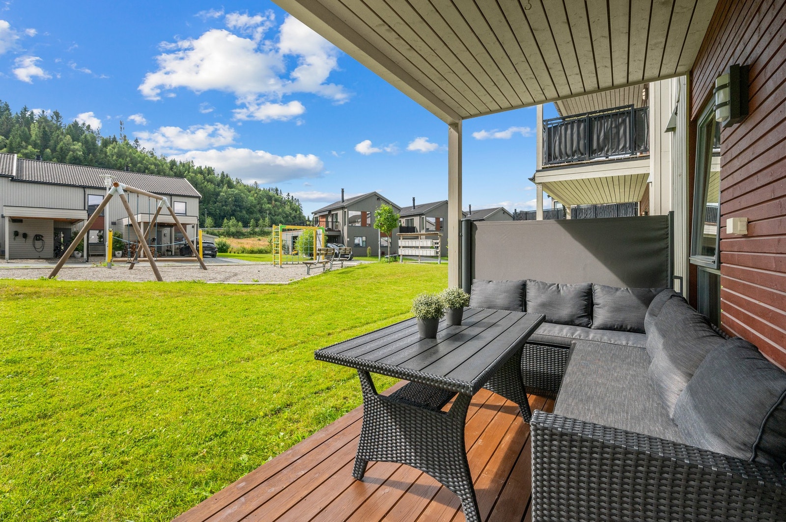 Terrassen er på 10 kvm. Her er det god plass til møblering Galleribilde