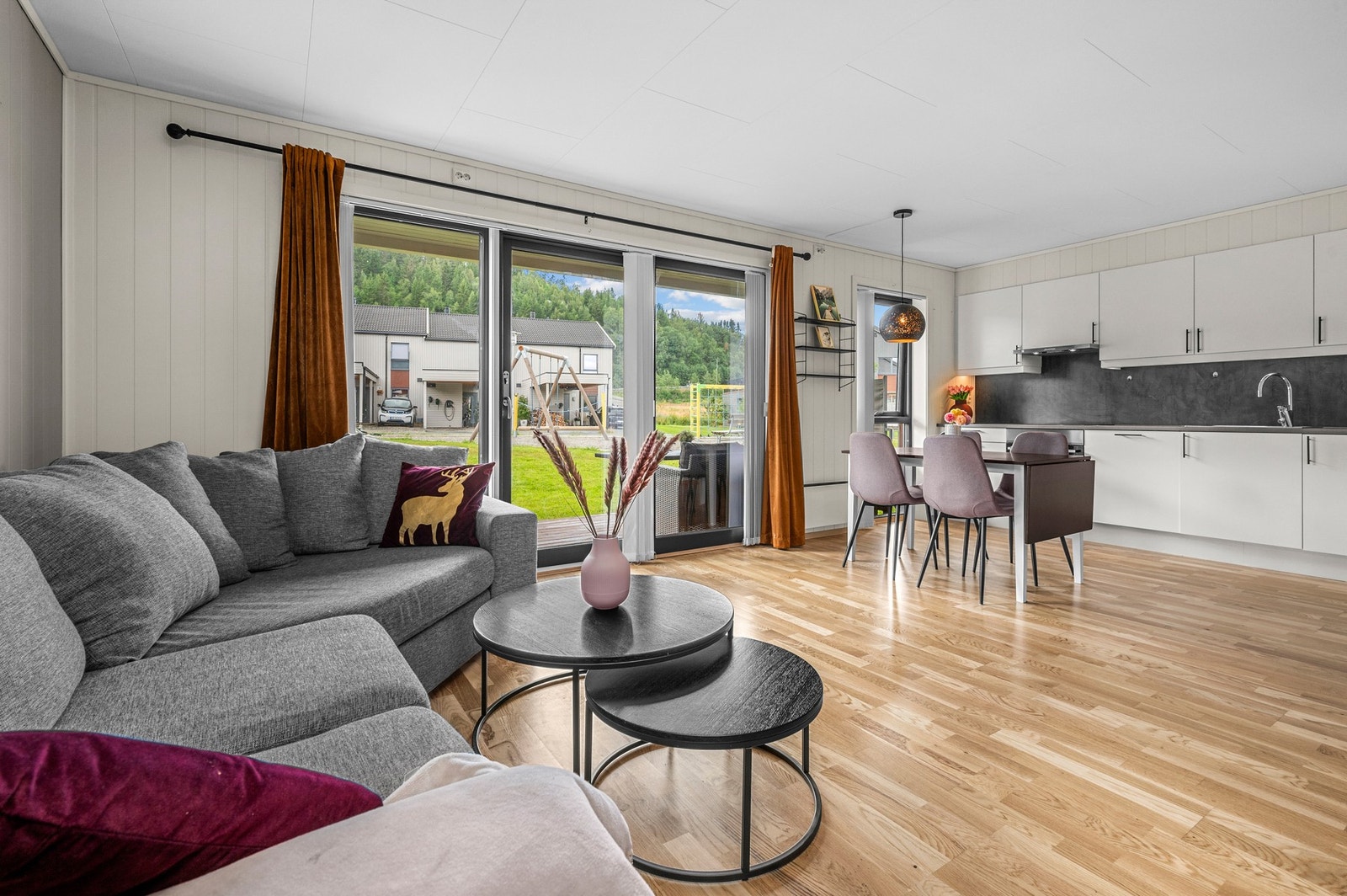 Velkommen til en flott og lettstelt 3-roms selveier i 1. etasje Galleribilde