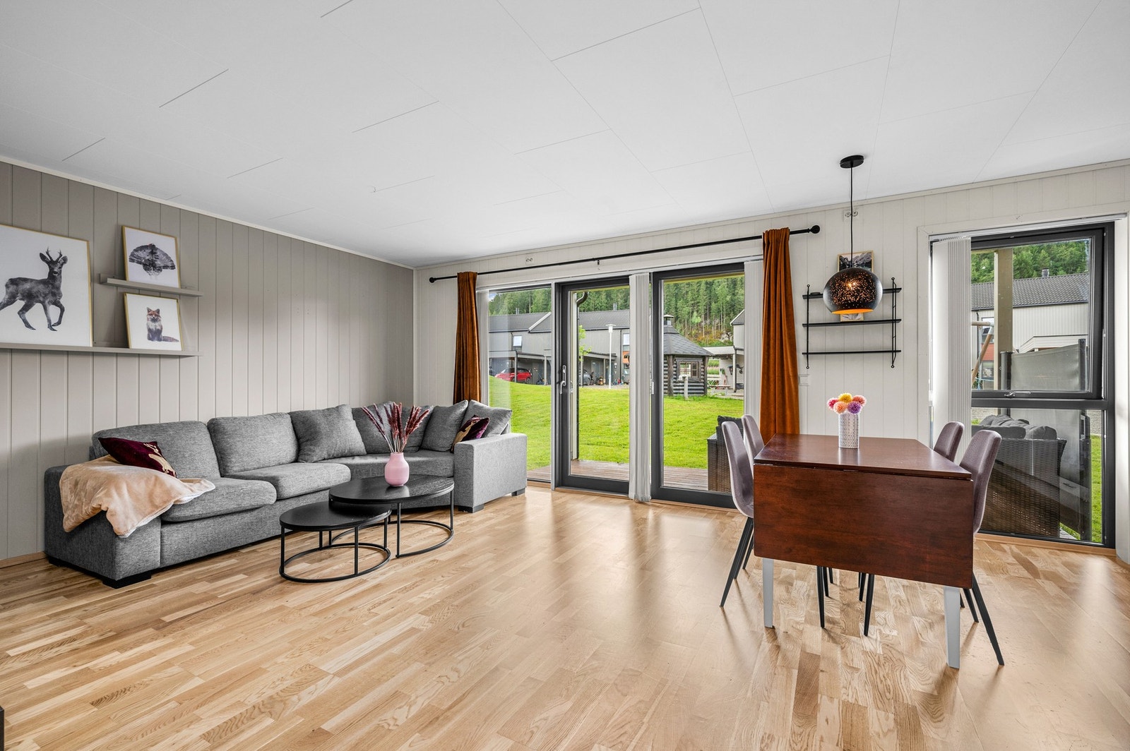 På stuen er det god plass til både sosiale sammenkomster og rolige hverdager. Galleribilde