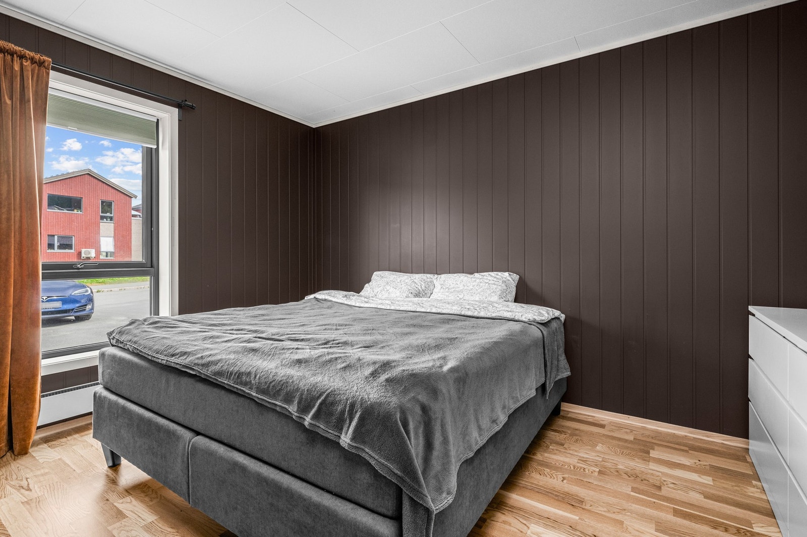 Soverom på 10,9 kvm med plass til stor dobbeltseng og garderobe Galleribilde