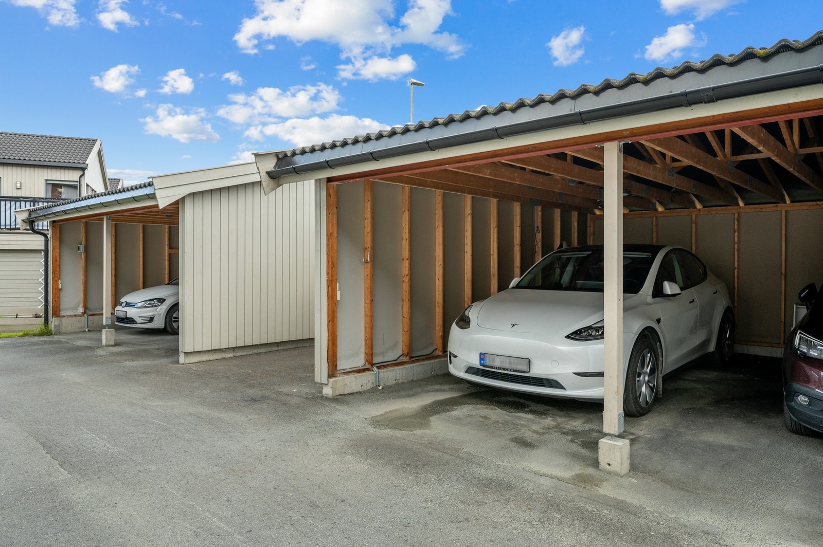 Det følger med fast plass i carport med elbil-lader Galleribilde