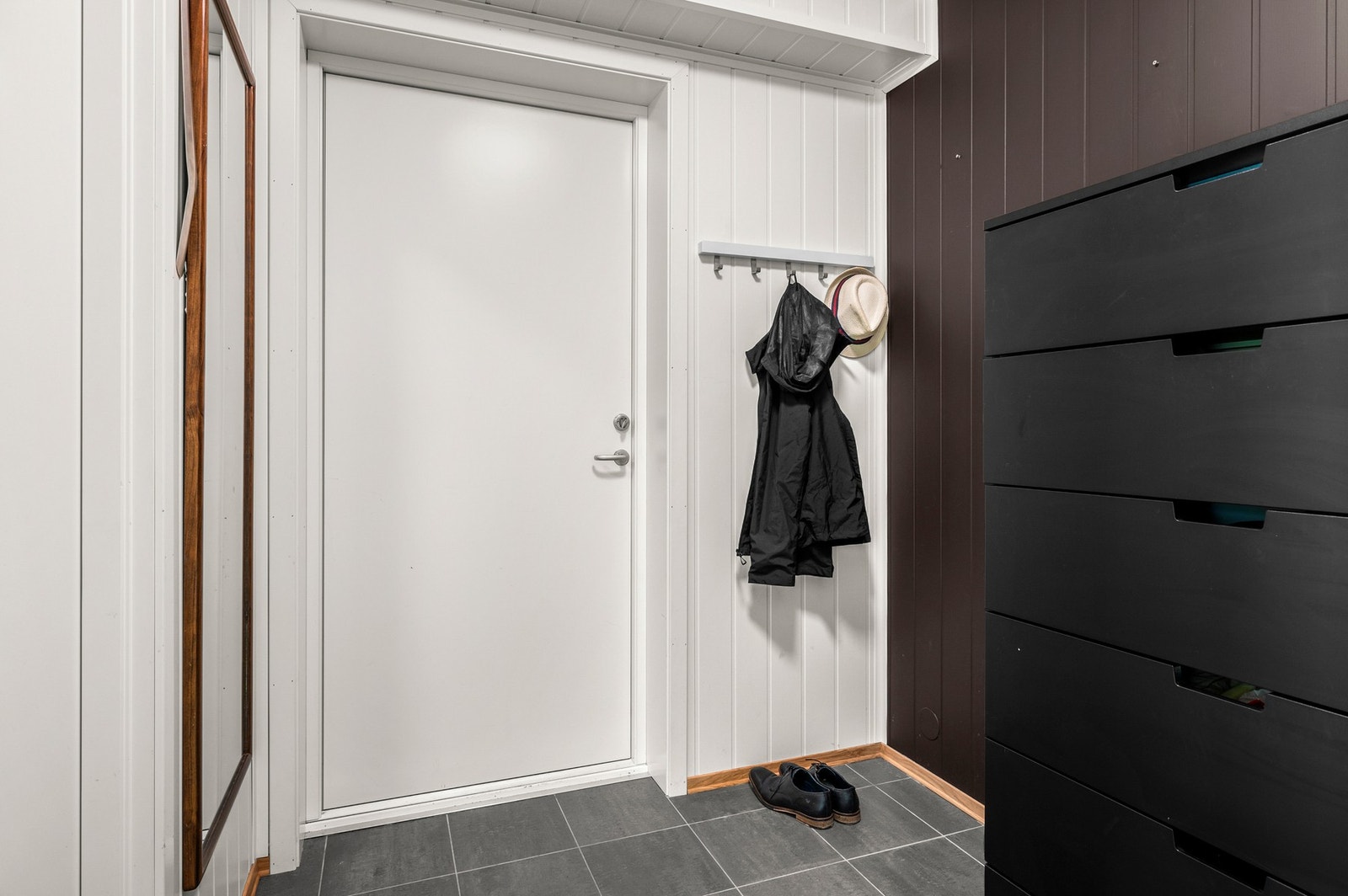 Romslig entré. Her er det plass til å henge fra seg yttertøy og sko. Galleribilde