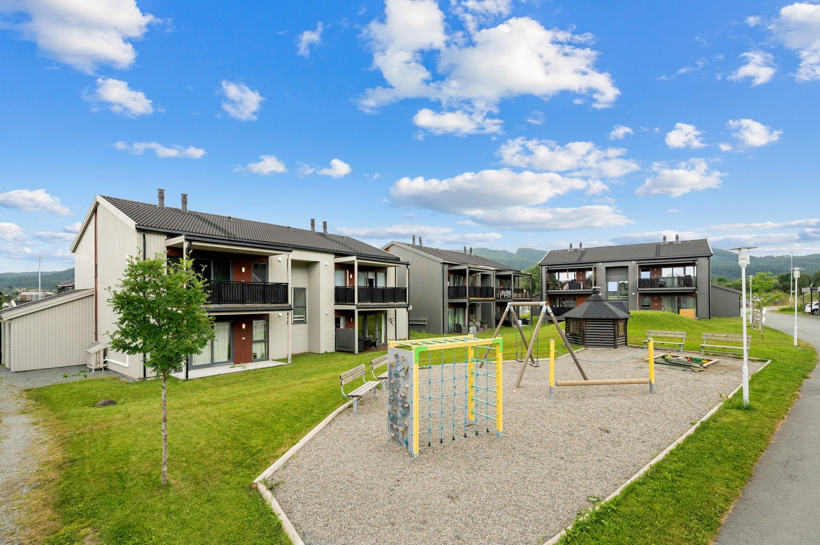 Et familieområde med flotte hager og lekeplasser Galleribilde