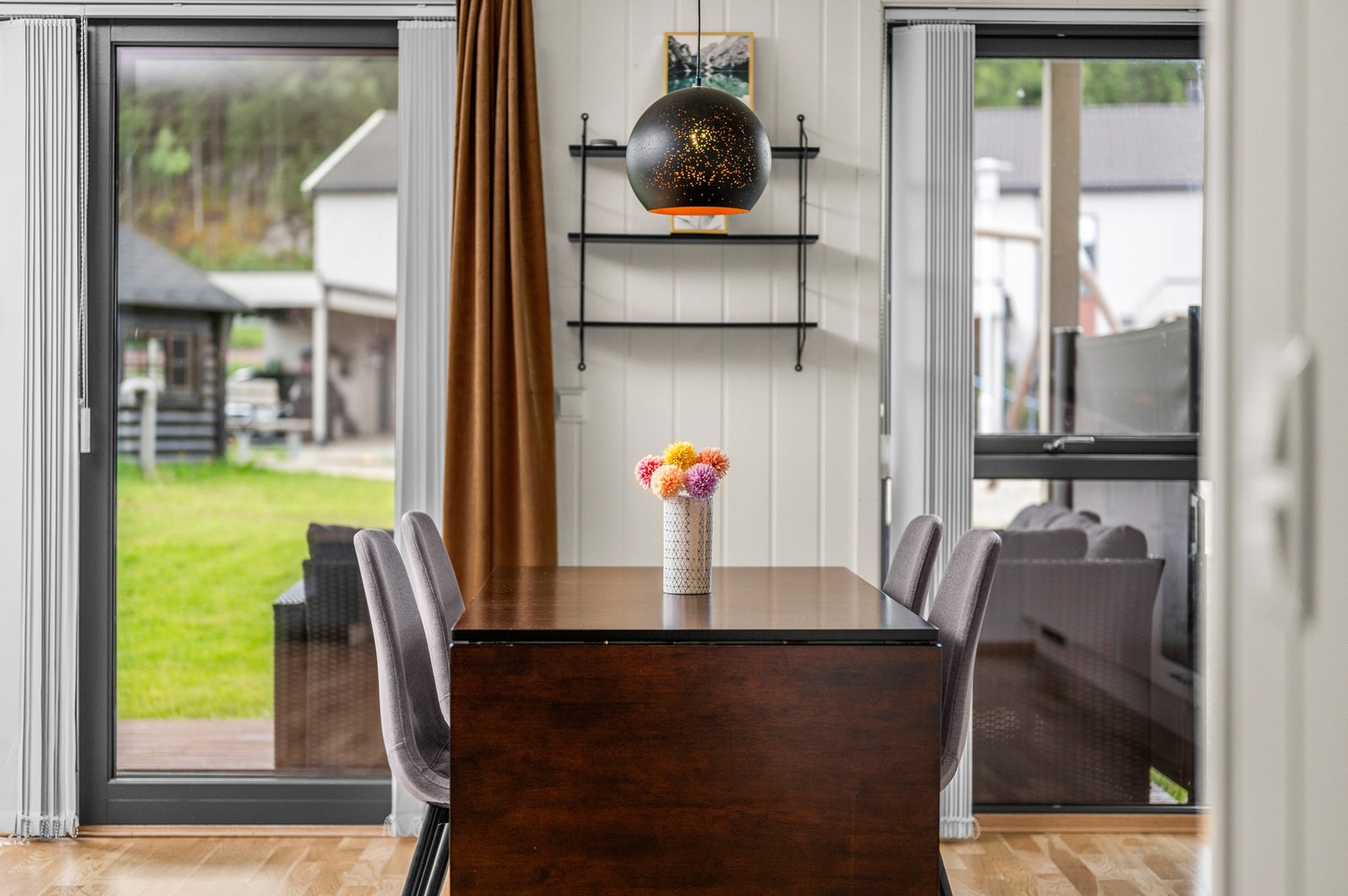 Det er også passende plass til spisebord Galleribilde