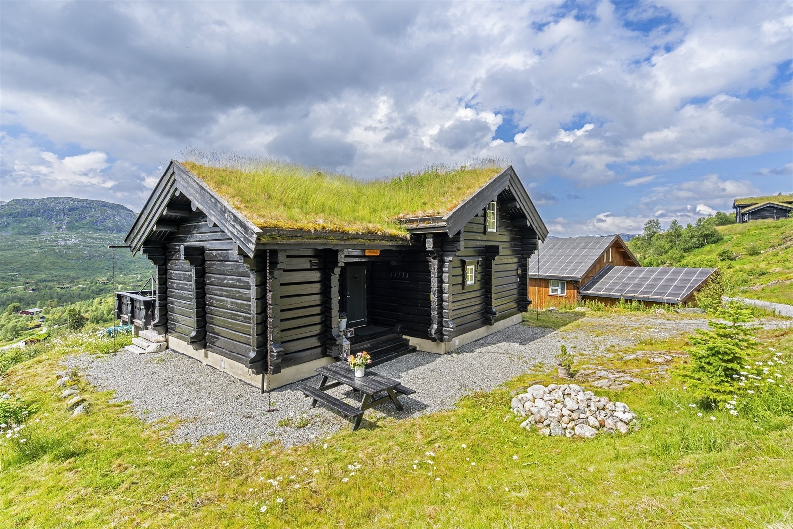 Hytta ble oppført i 2008 i tradisjonell laftekonstruksjon Galleribilde