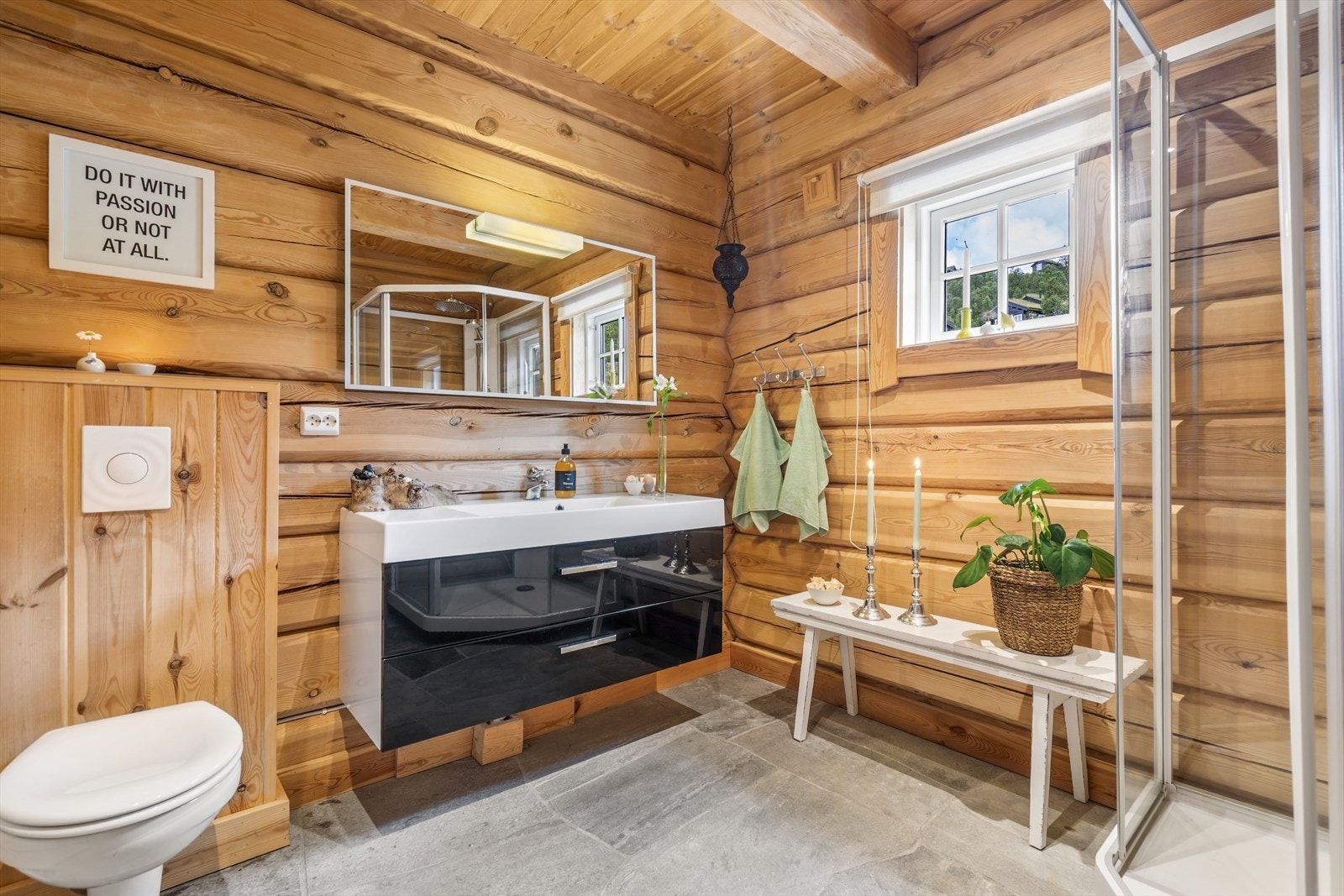 Lekkert bad i hovedetasjen med skifergulv og varmekabler Galleribilde