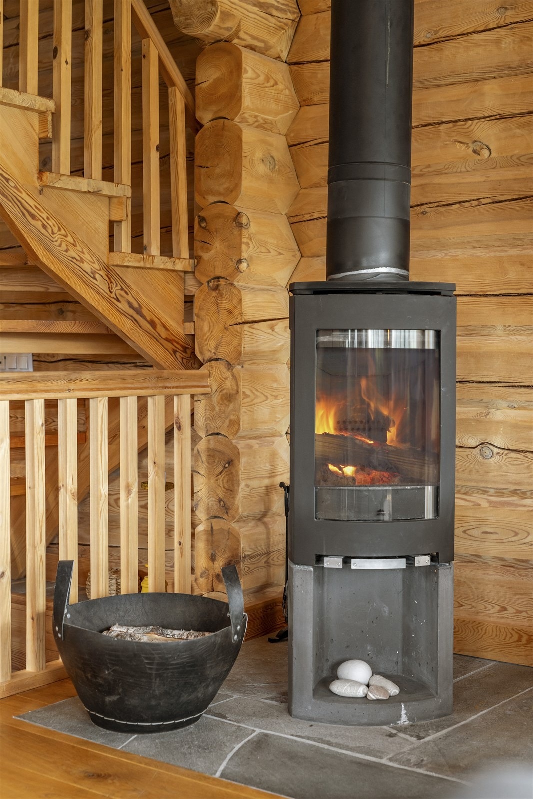 Vedovn med stålpipe gir både effektiv oppvarming og koselig stemning Galleribilde