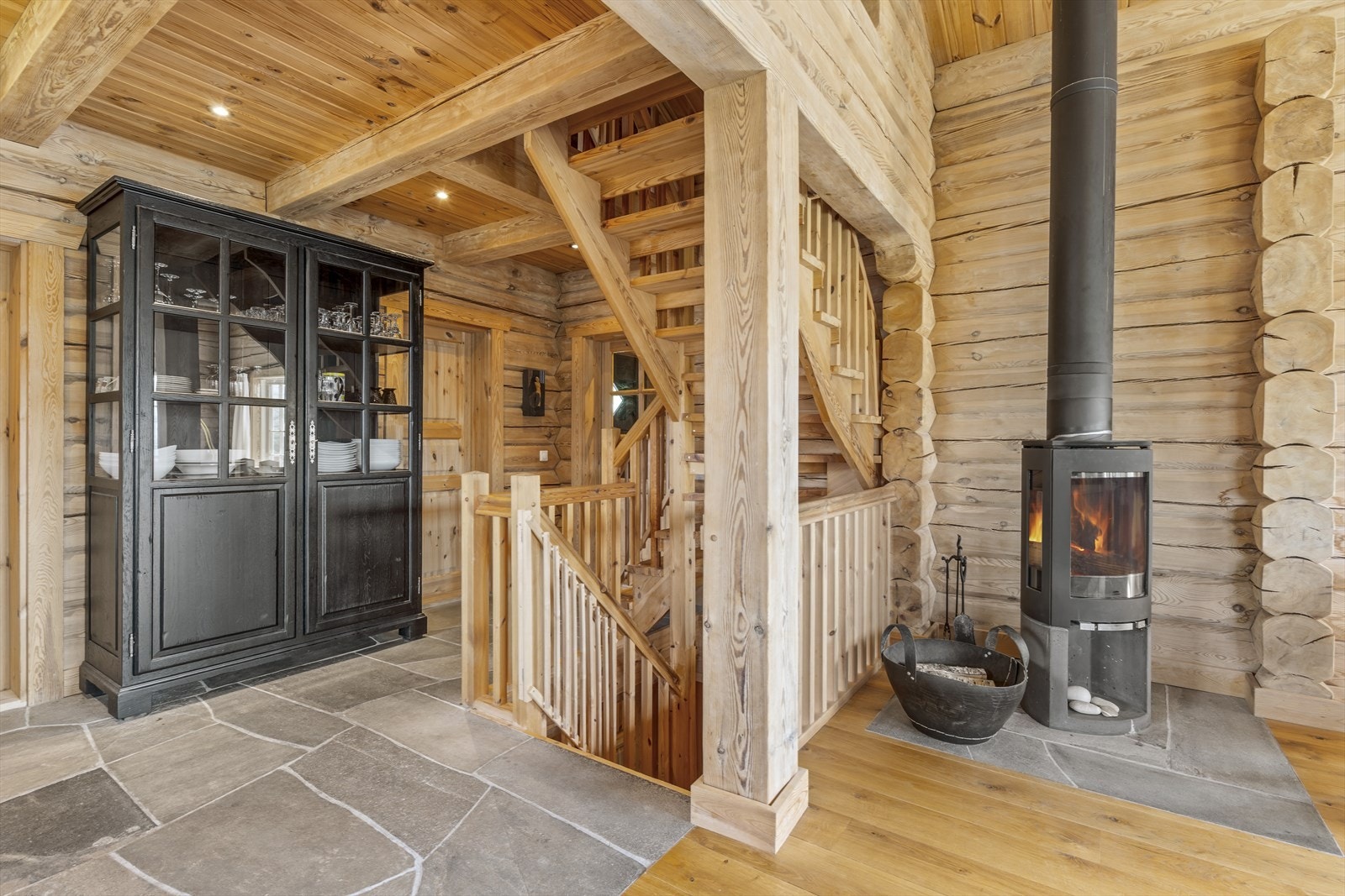 Her får du ekte hytteatmosfære og en hytte med solide materialvalg Galleribilde