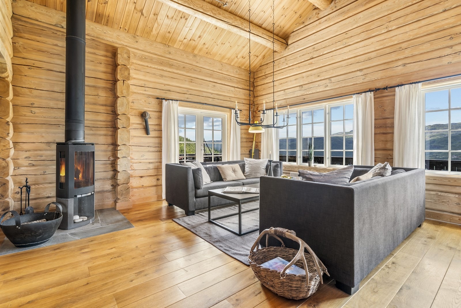 Stue med skråhimling og synlige åser. Dobbel skyvedør til terrassen Galleribilde