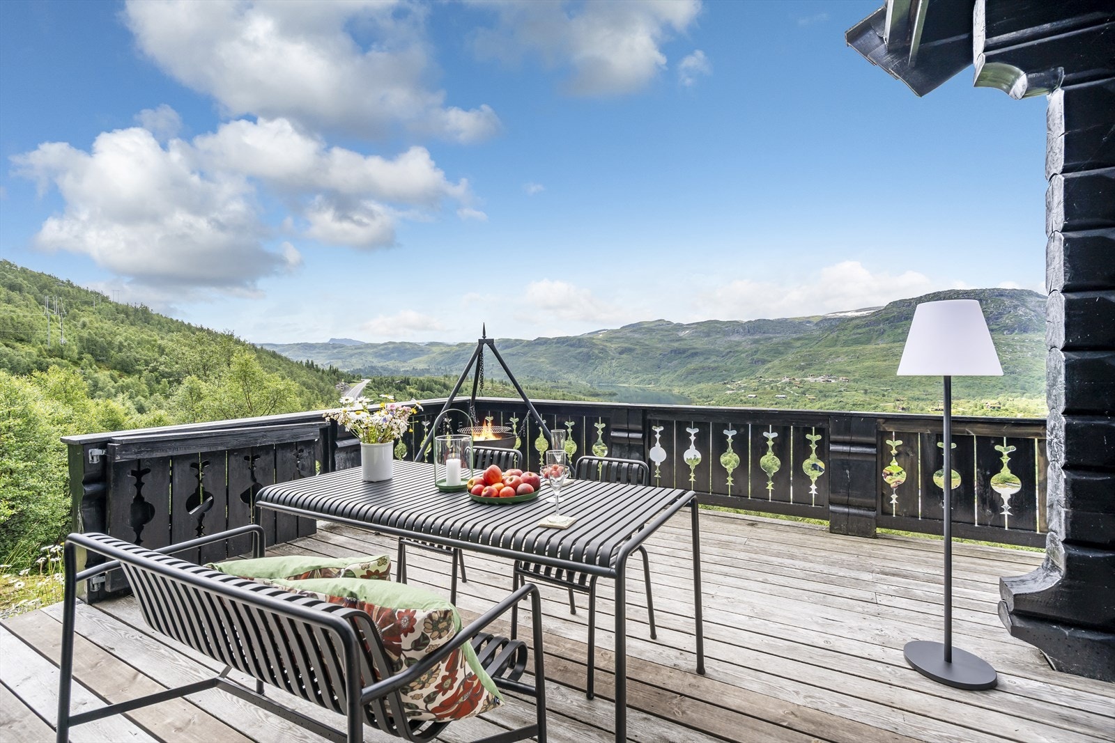 Lun terrasse med herlig utsikt Galleribilde