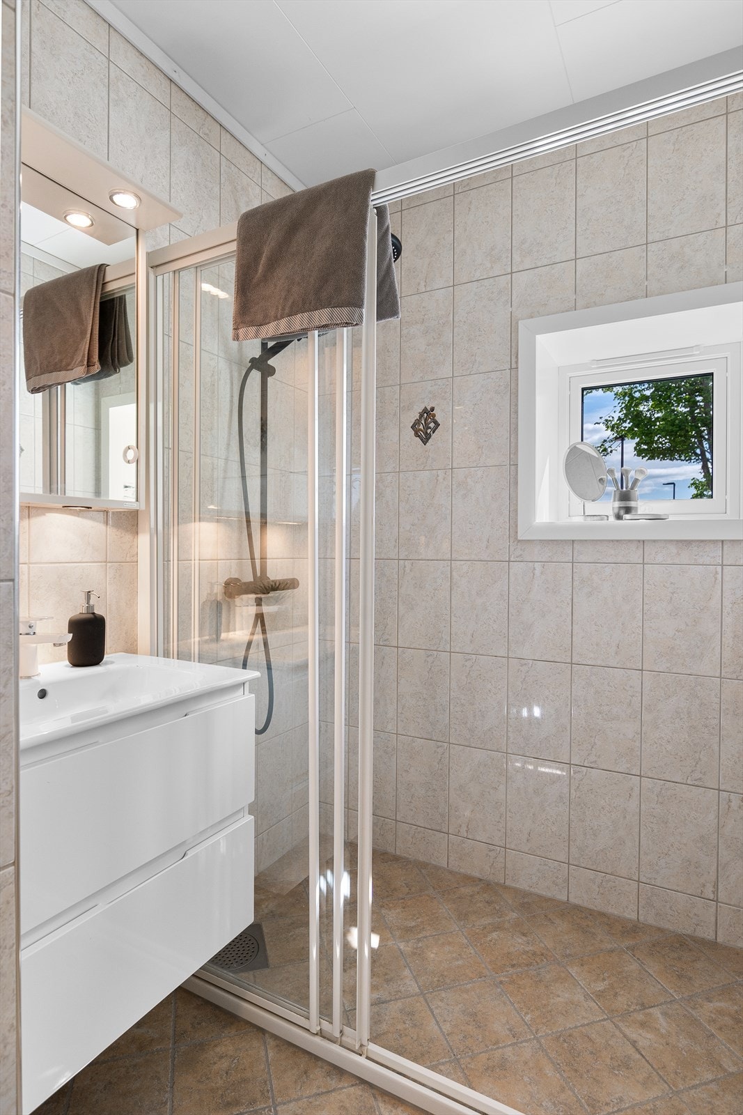 Dusjen på badet er av god størrelse Galleribilde