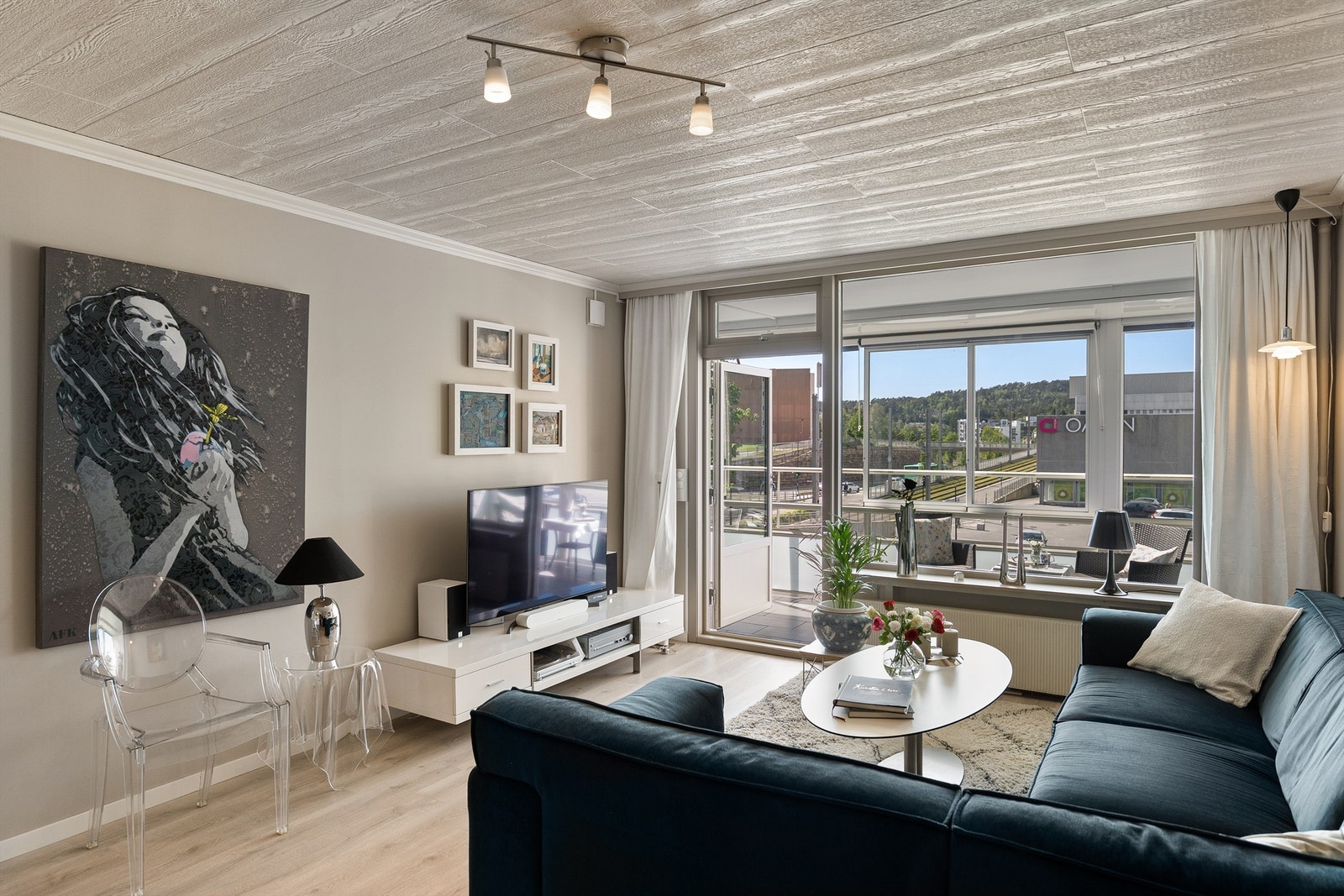 Fra stuen er det utgang til den vestvendte balkongen Galleribilde