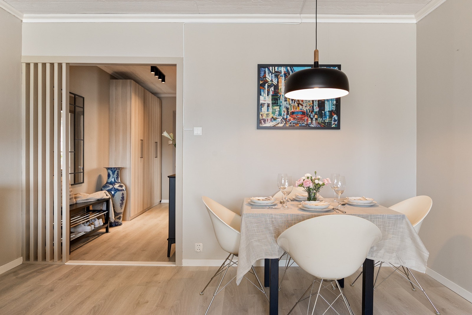 Det er god plass til spisebord i stuen Galleribilde