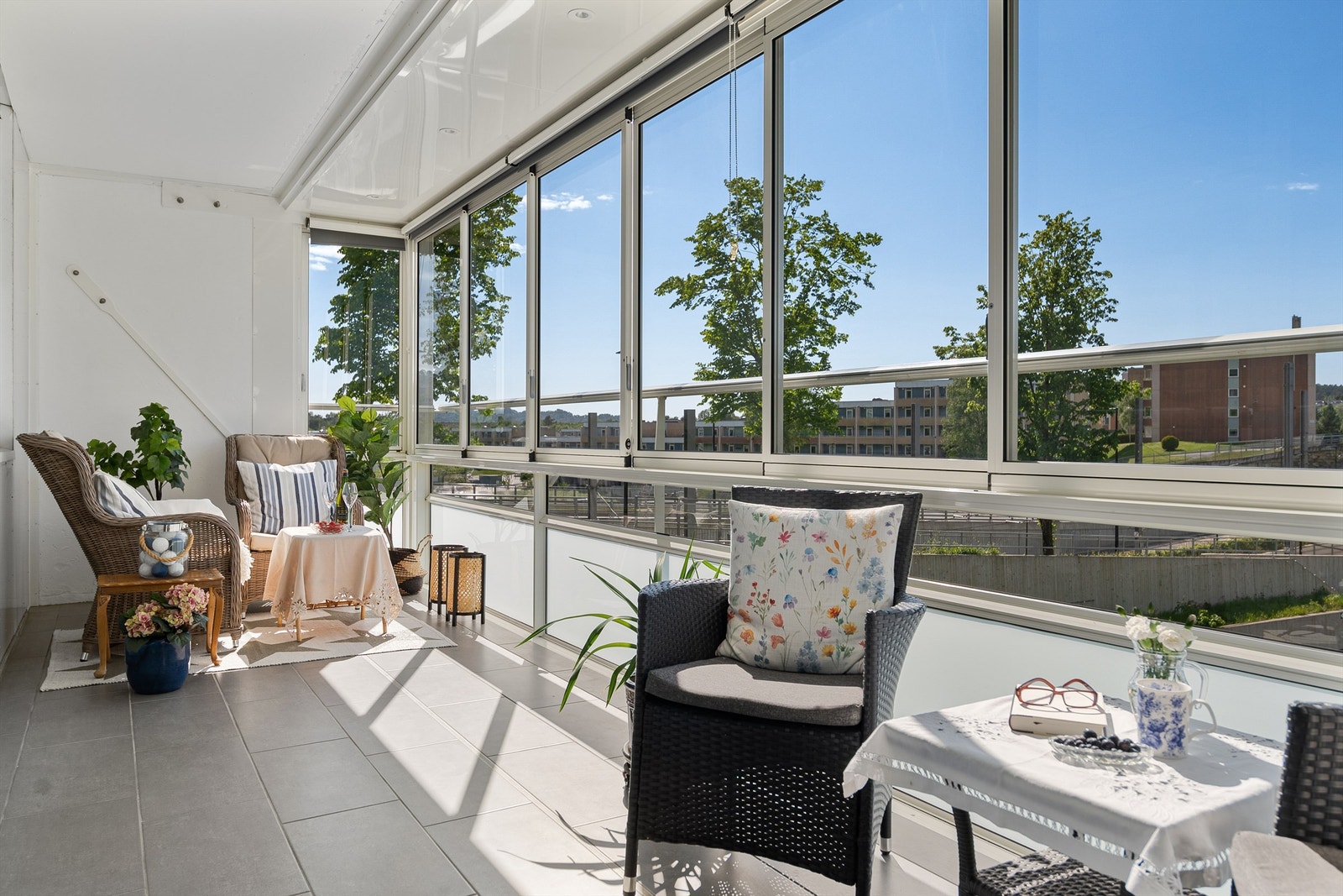 Leiligheten har innglasset balkong på hele 17 m² Galleribilde
