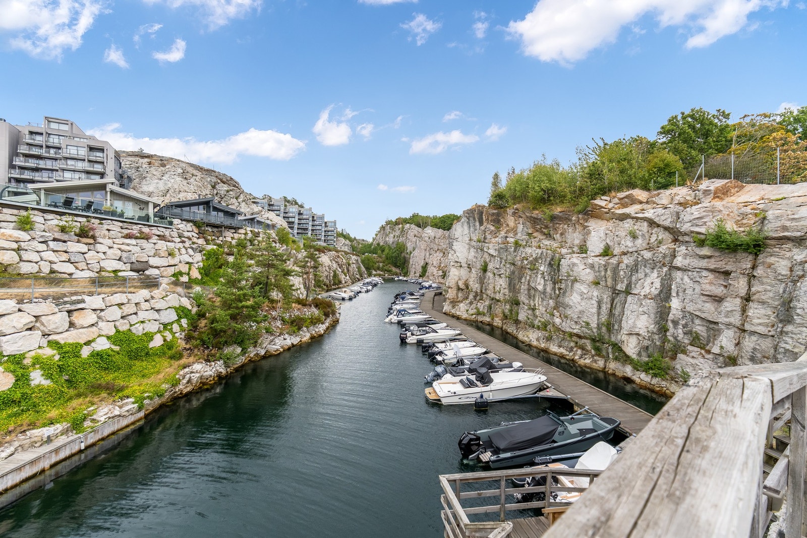 Båtplass i felles anlegg medfølger. Båthavnen ligger i "Synken" noe som gjør at dette er en meget lun og fin havn. Galleribilde