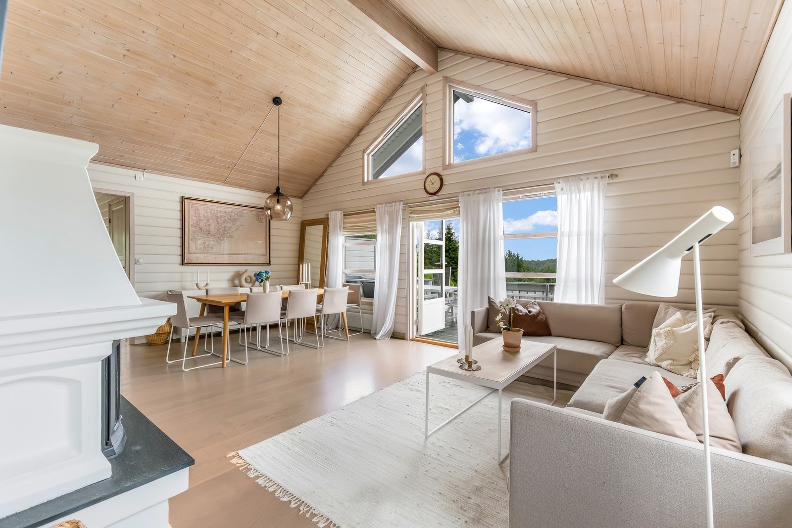 Stuen er romslig og har en åpen løsning som gir gode muligheter for ulike møbleringsvalg. Galleribilde