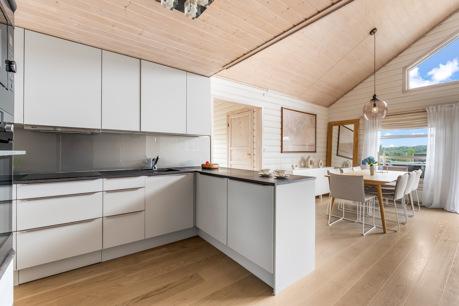 Det har en foliert topplate med integrert vask og avsatt plass til nødvendige hvitevarer. Galleribilde