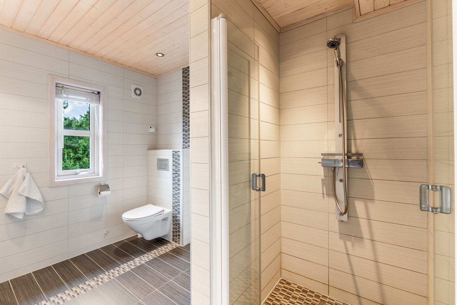 Innredningen inkluderer servant, toalett og dusjvegger. Rommets størrelse gir plass til både dusjhjørne og oppbevaring for det mest nødvendige. Galleribilde