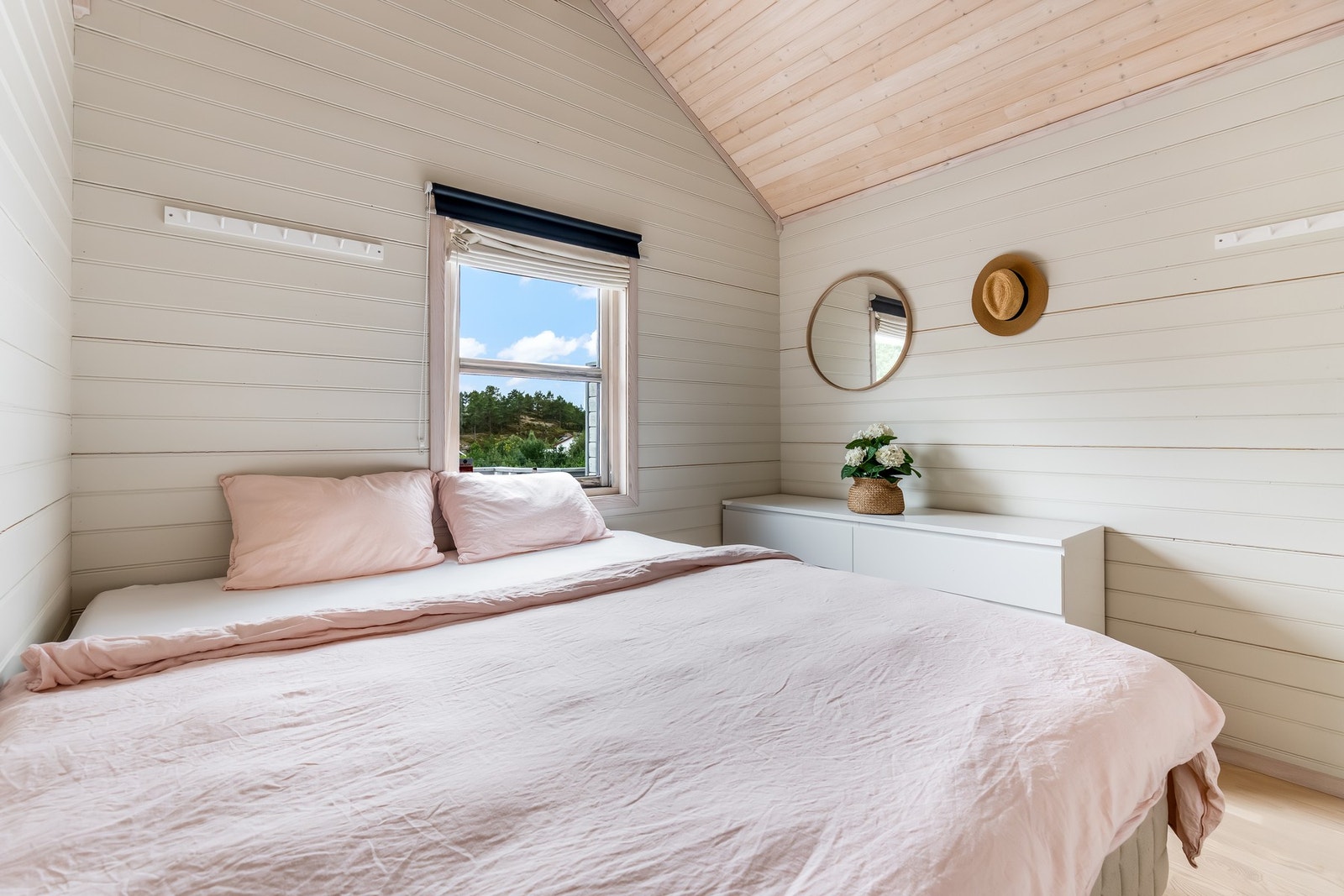 Romslig soverom med plass til dobbeltseng og kommode. Galleribilde