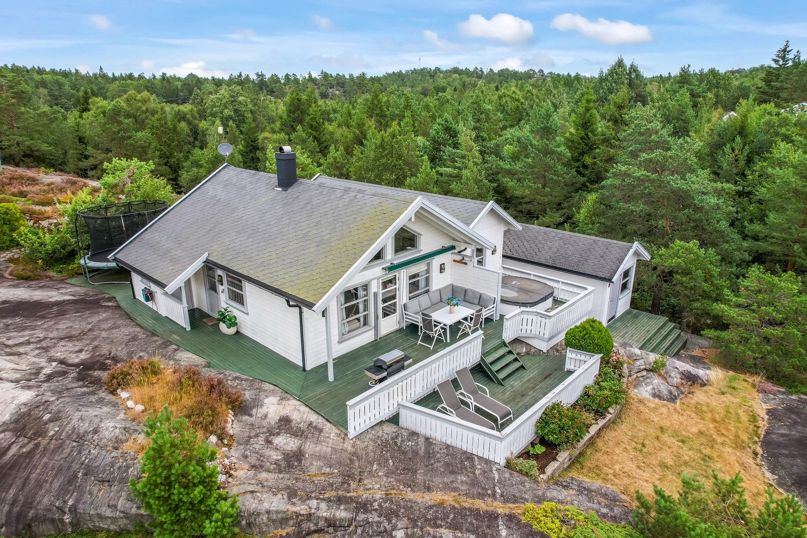 Perfekt plassert med gode solforhold og kort vei til flotte friområder som Kirkeberget med strand, brygger og bademuligheter. Galleribilde