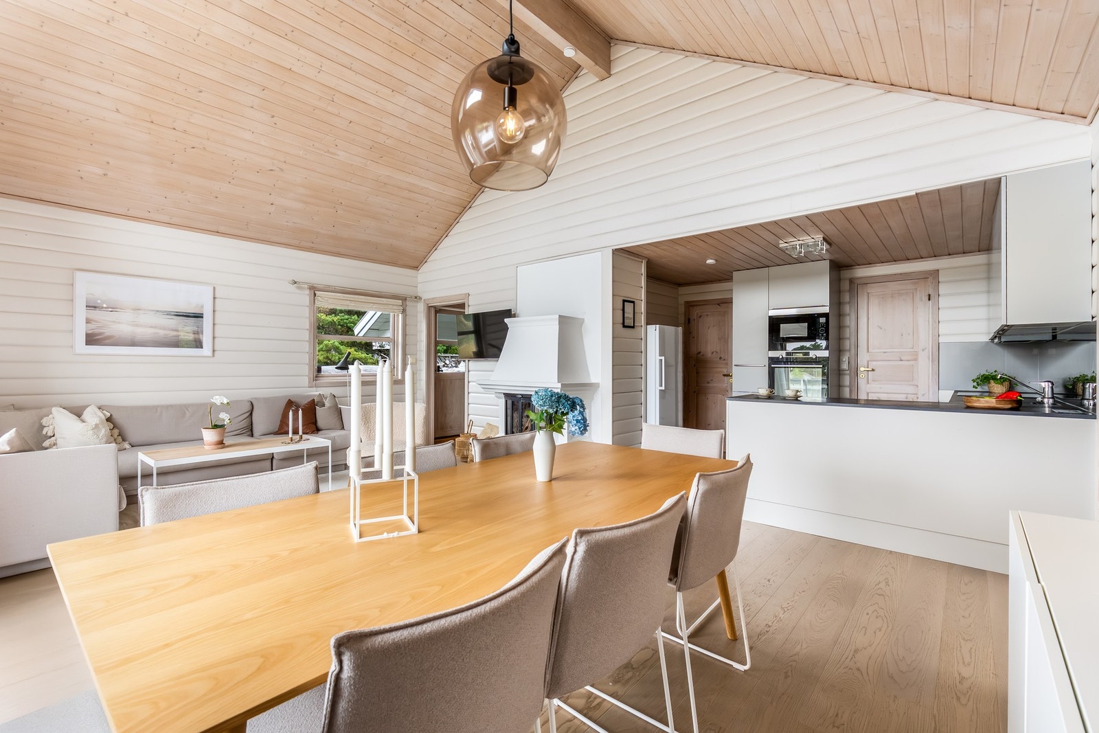 Romslig stue med åpen kjøkkenløsning. Galleribilde